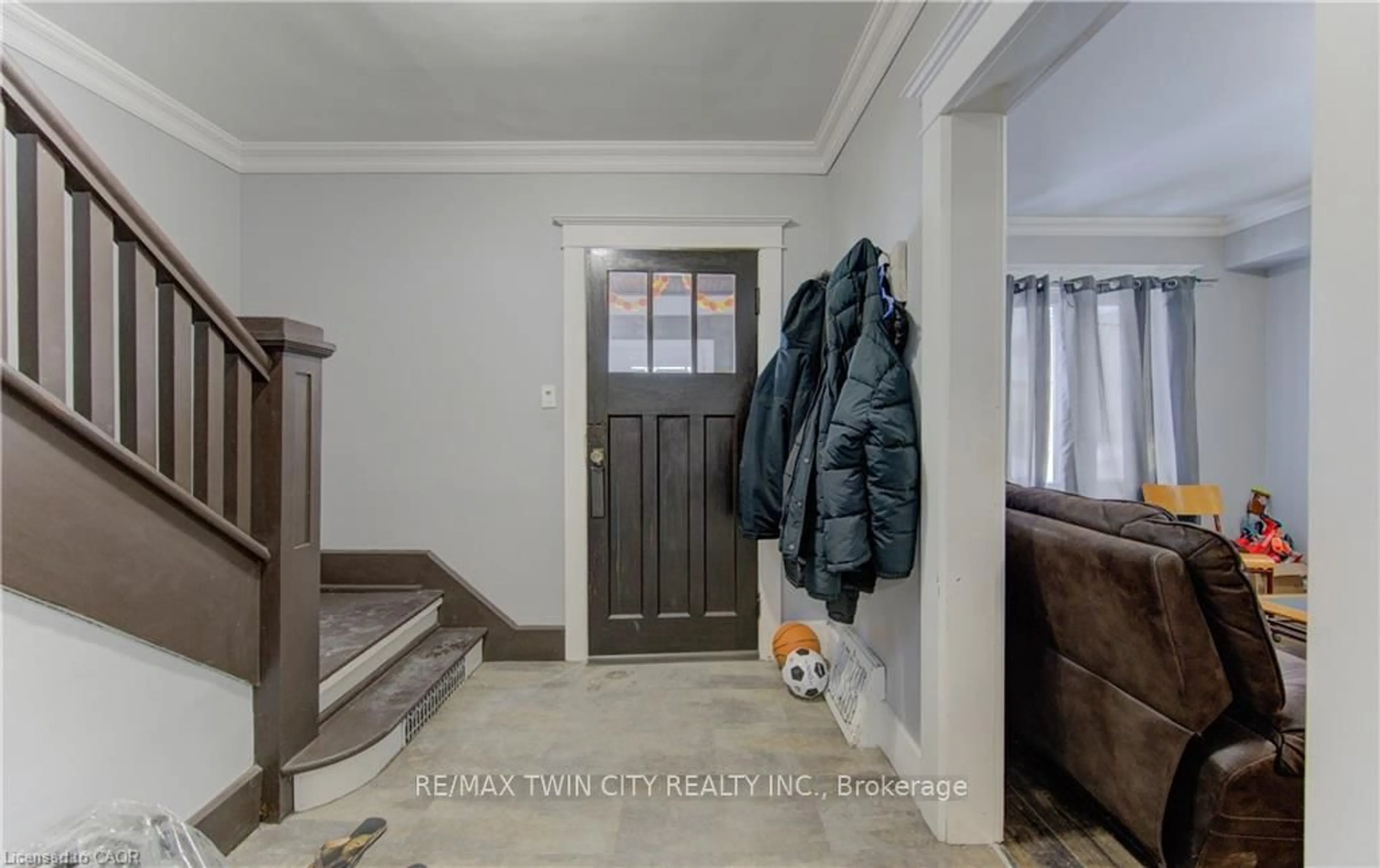 Indoor entryway for 61 WATERLOO St, Kitchener Ontario N2H 3V1