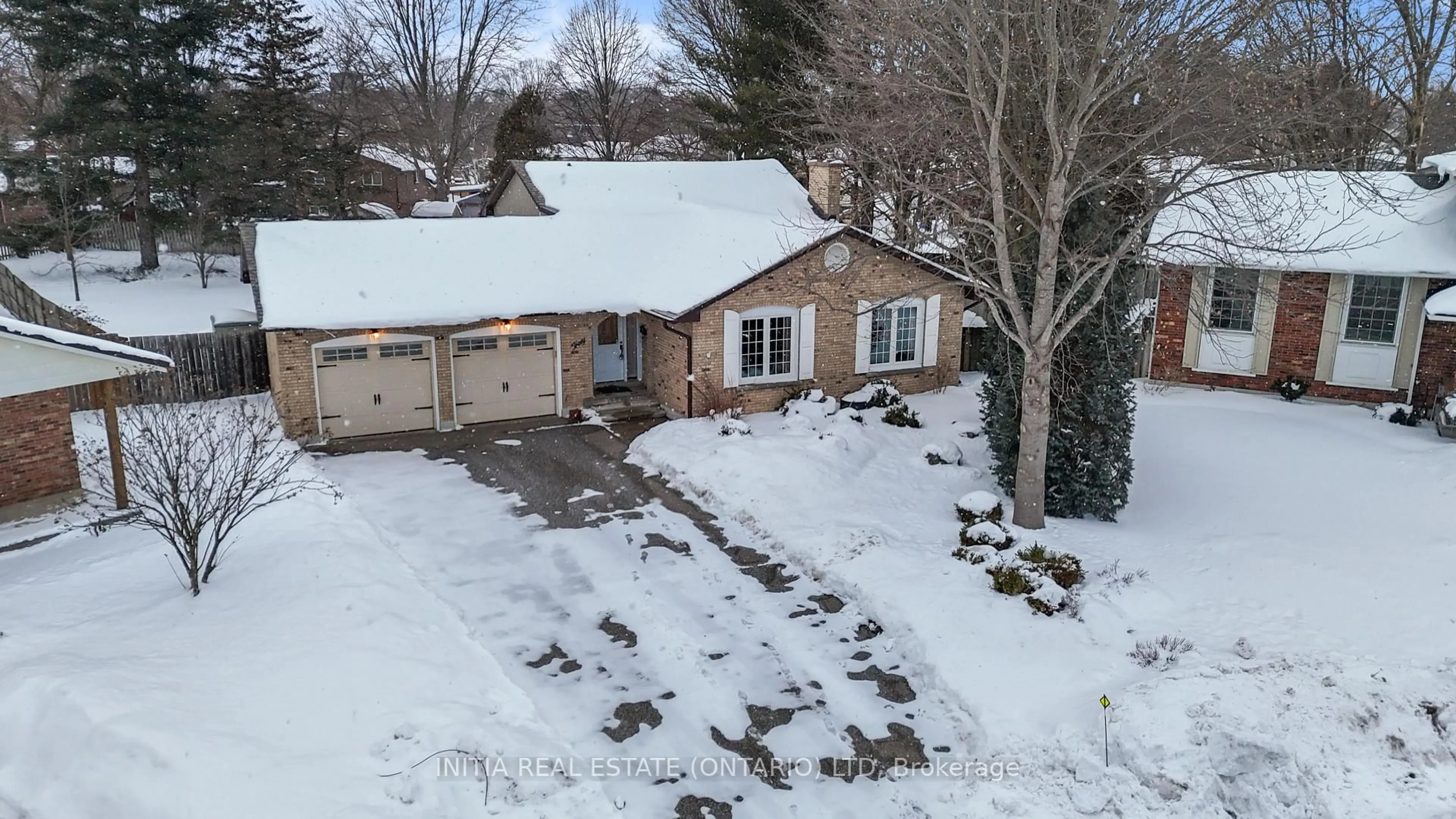 A pic from outside/outdoor area/front of a property/back of a property/a pic from drone, street for 30 Stoney Crt, Tillsonburg Ontario N4G 4R7