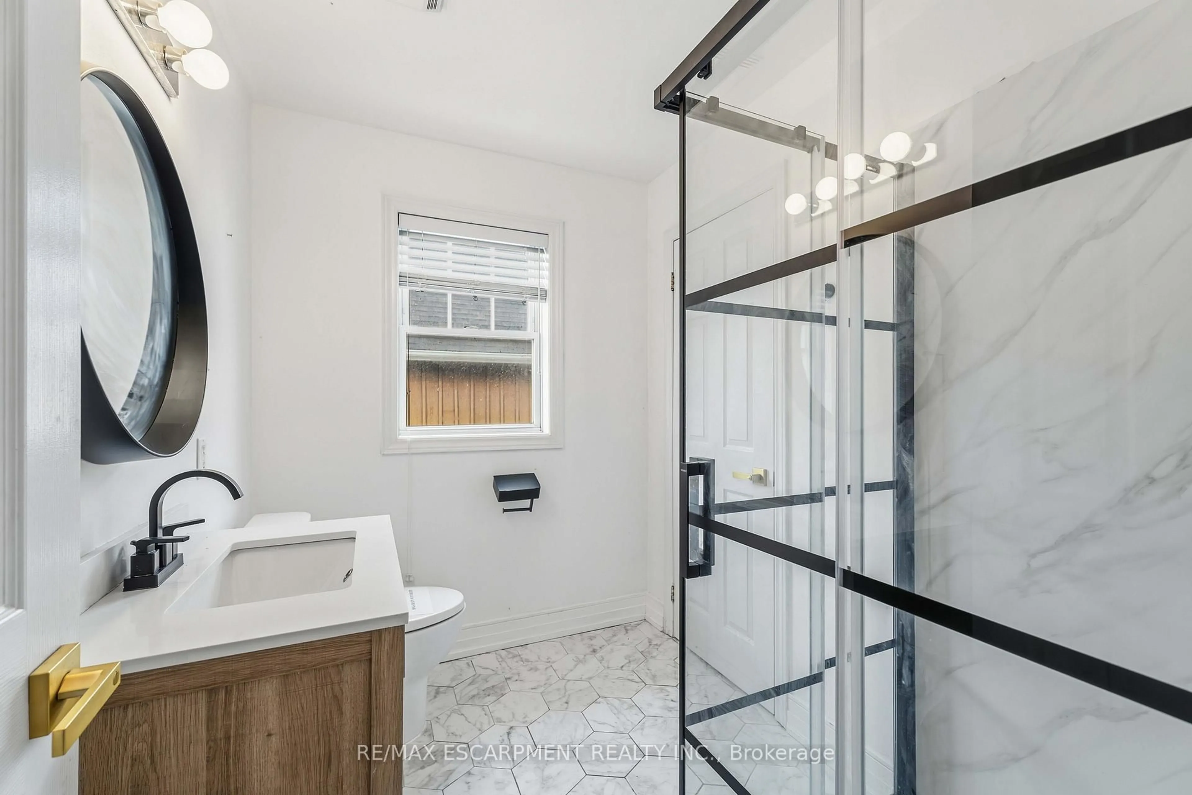 Contemporary bathroom, ceramic/tile floor for 1056 BEACH Blvd, Hamilton Ontario L8H 6Z4