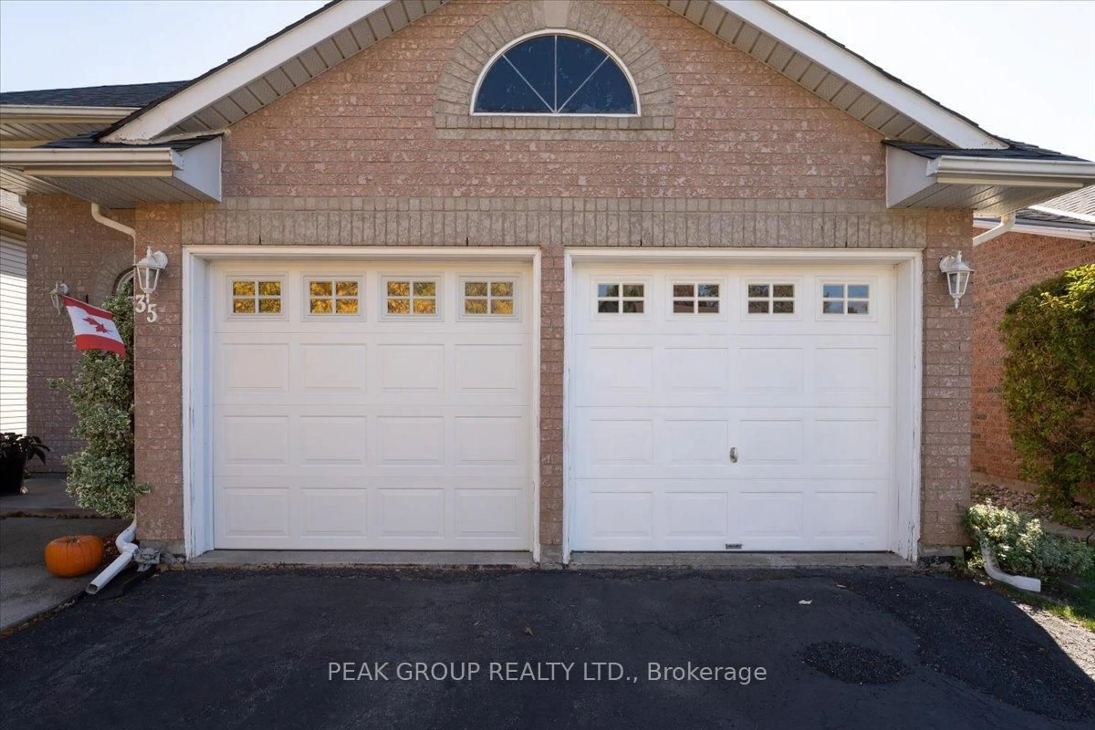 Indoor garage for 35 Jackson Crt, Welland Ontario L3C 7G4