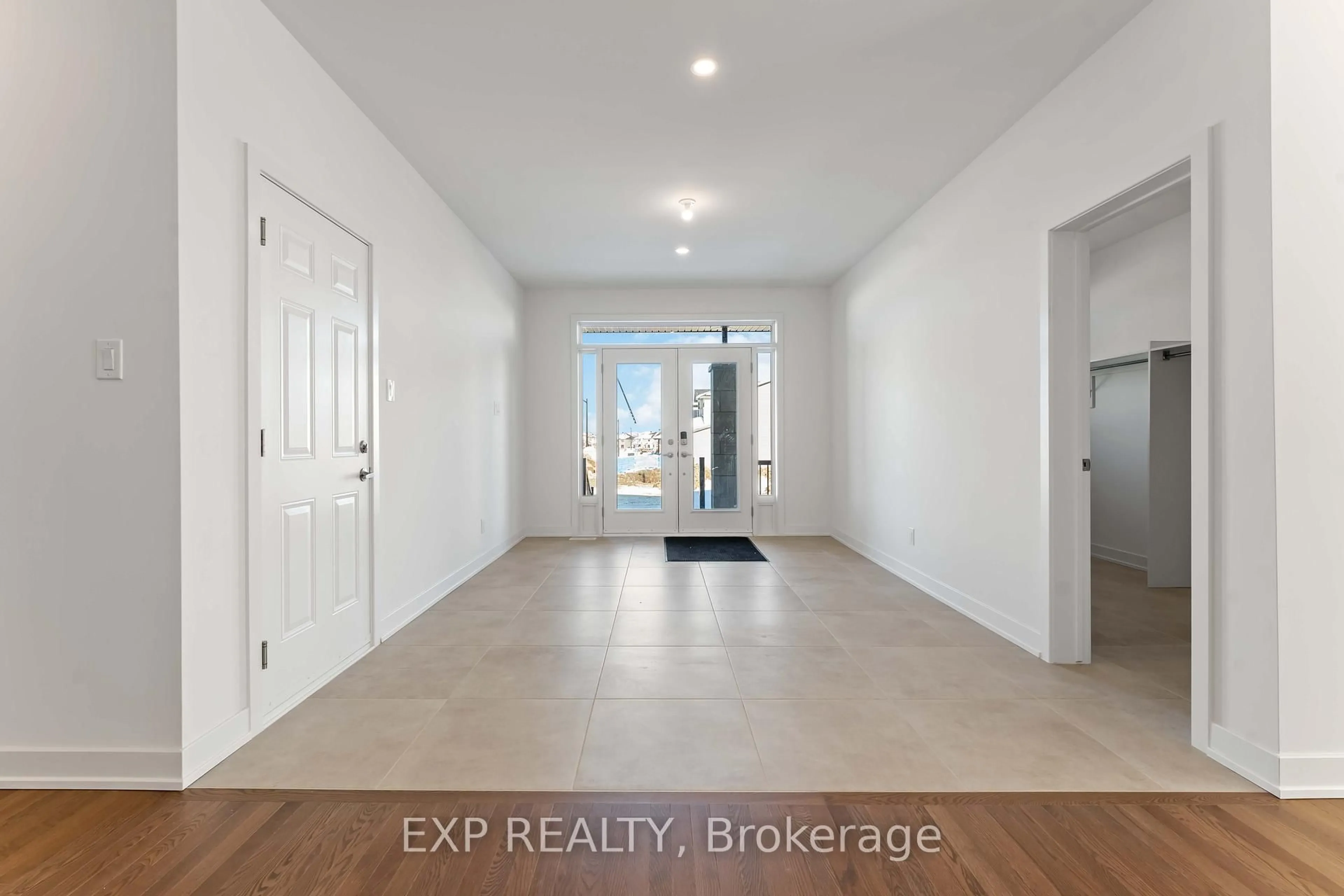 Indoor entryway for 1752 Rotterdam Circ, Ottawa Ontario K2W 1A5