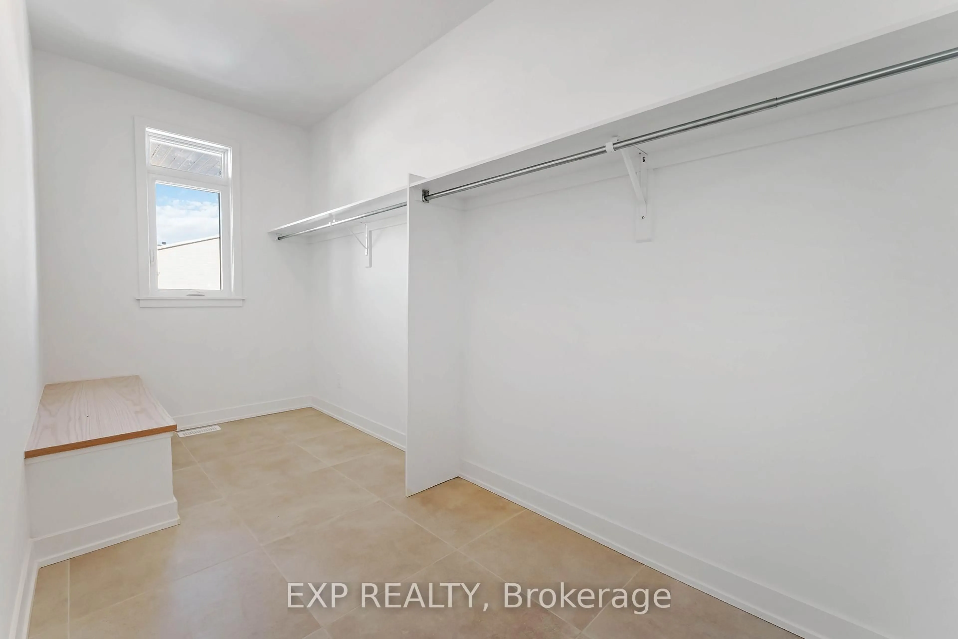 A pic of a room for 1752 Rotterdam Circ, Ottawa Ontario K2W 1A5