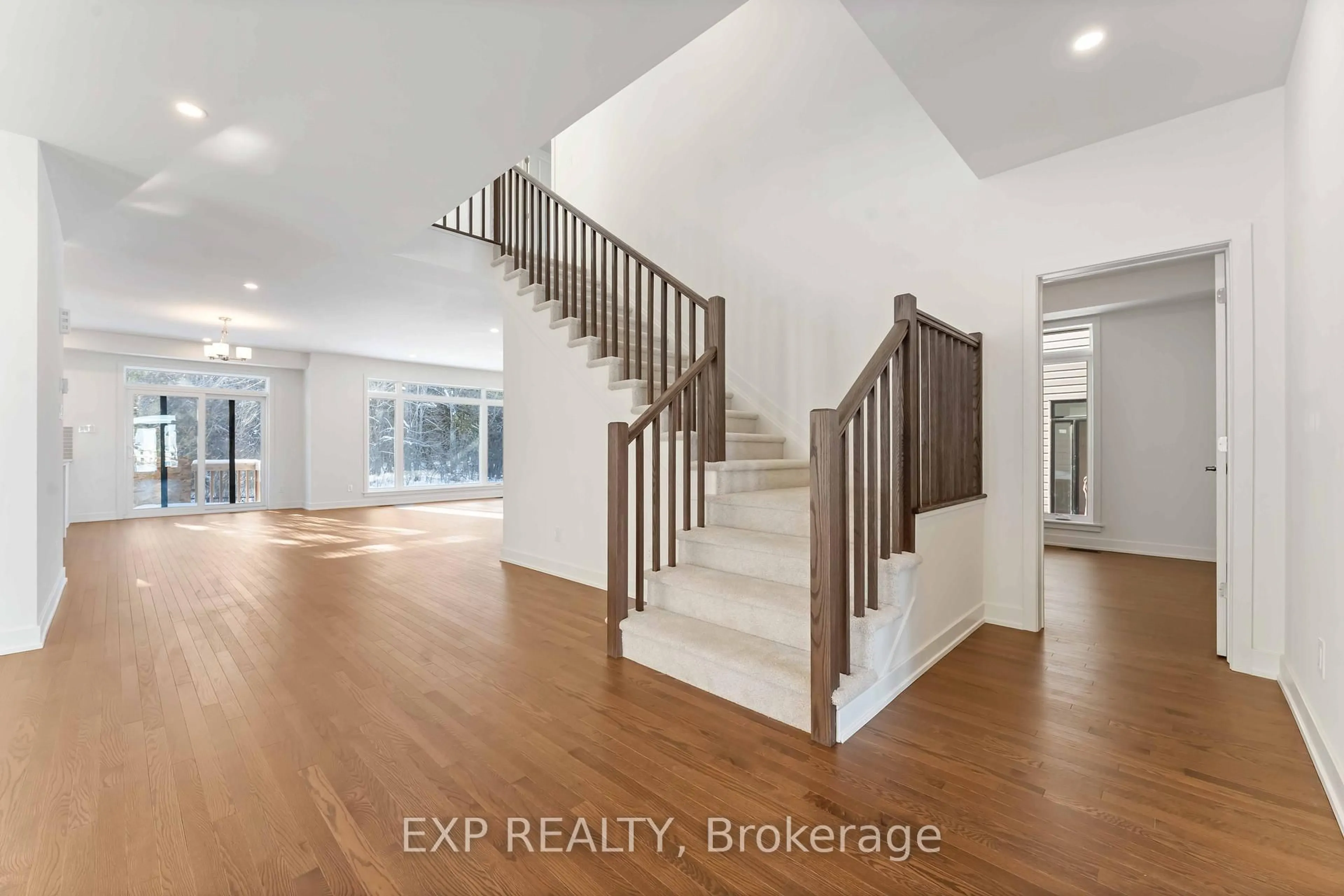 Indoor entryway for 1752 Rotterdam Circ, Ottawa Ontario K2W 1A5