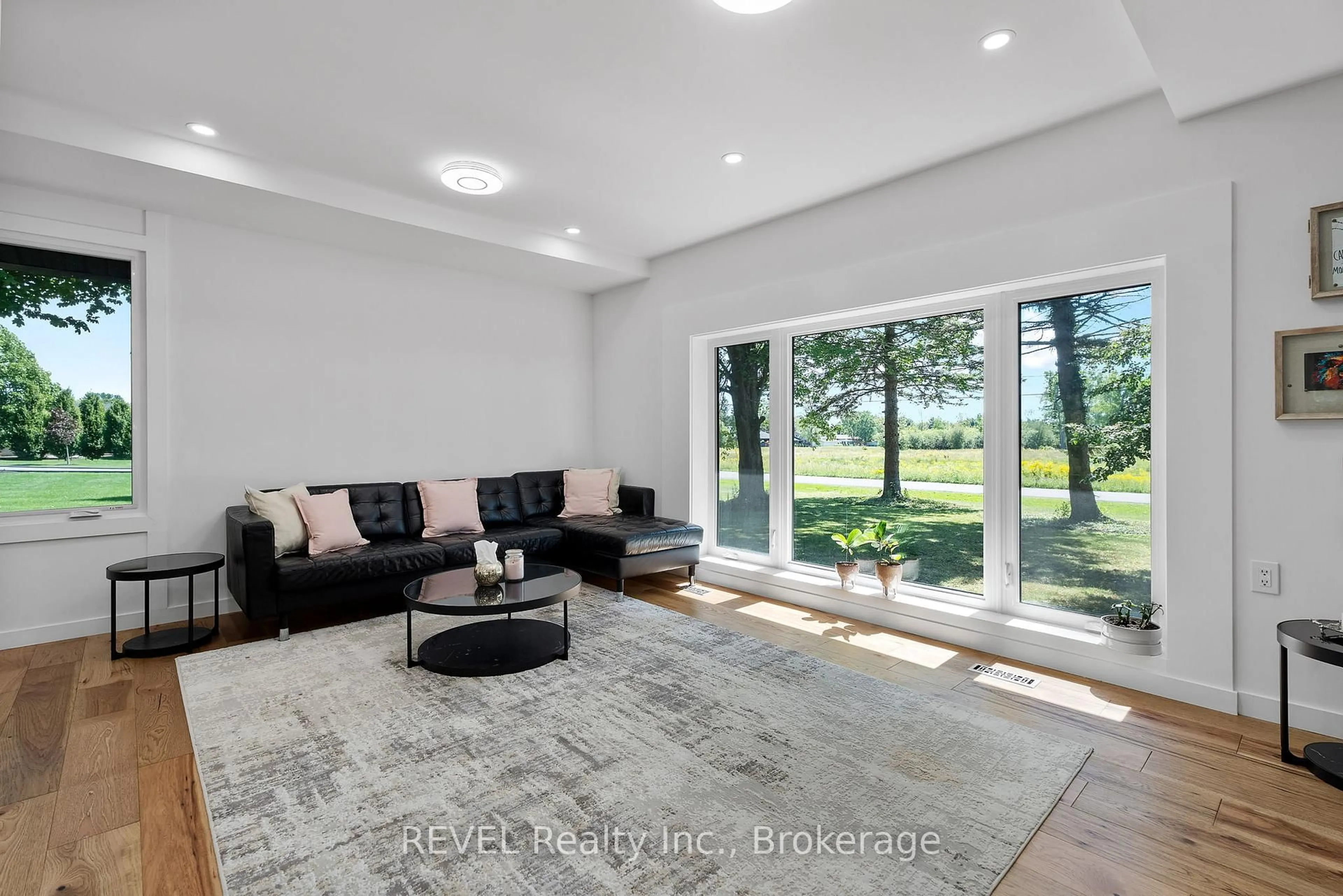 Living room with furniture, unknown for 1546 Nigh Rd, Fort Erie Ontario L2A 5M4