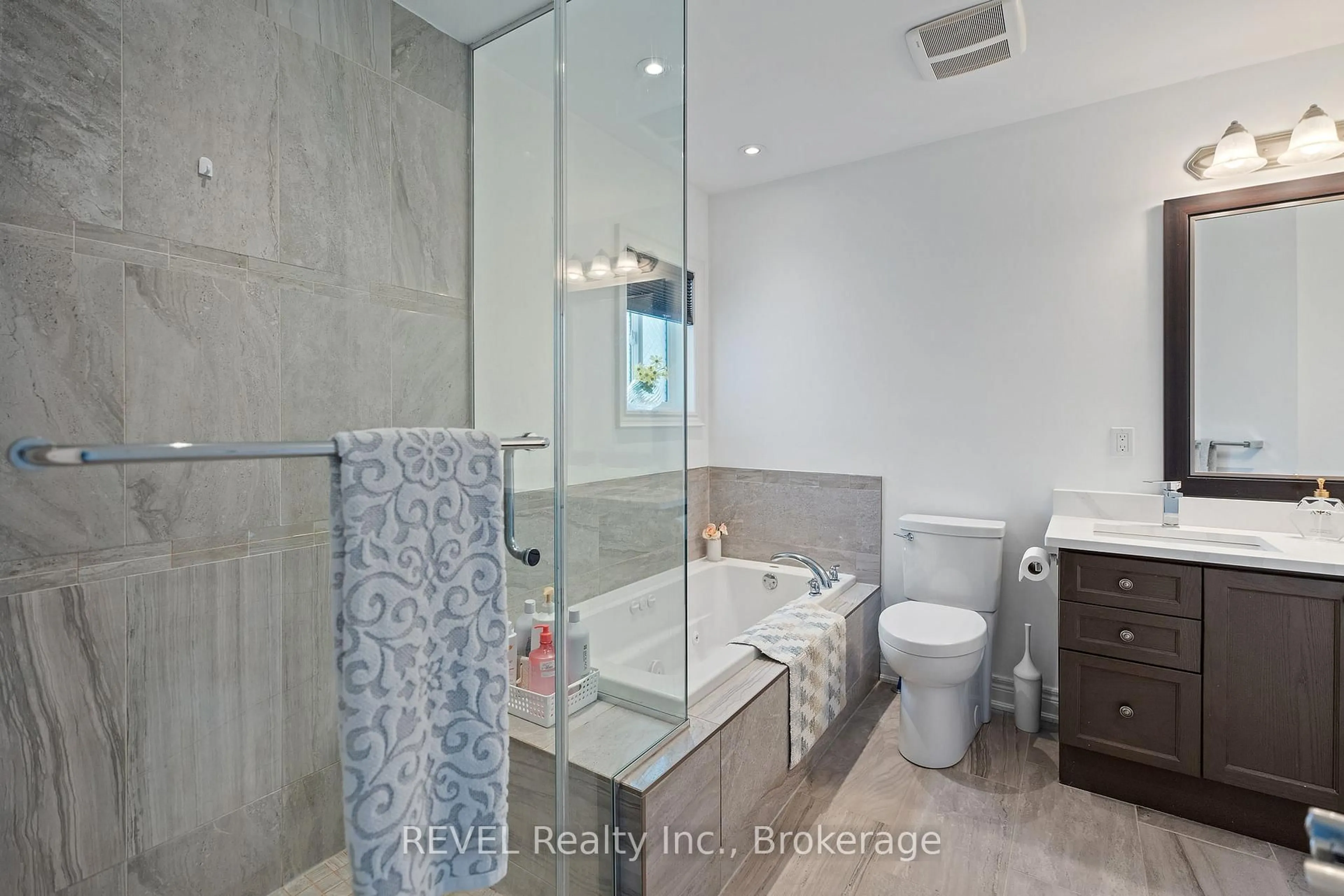 Contemporary bathroom, ceramic/tile floor for 1018 Kerby St, Fort Erie Ontario L2A 0B9