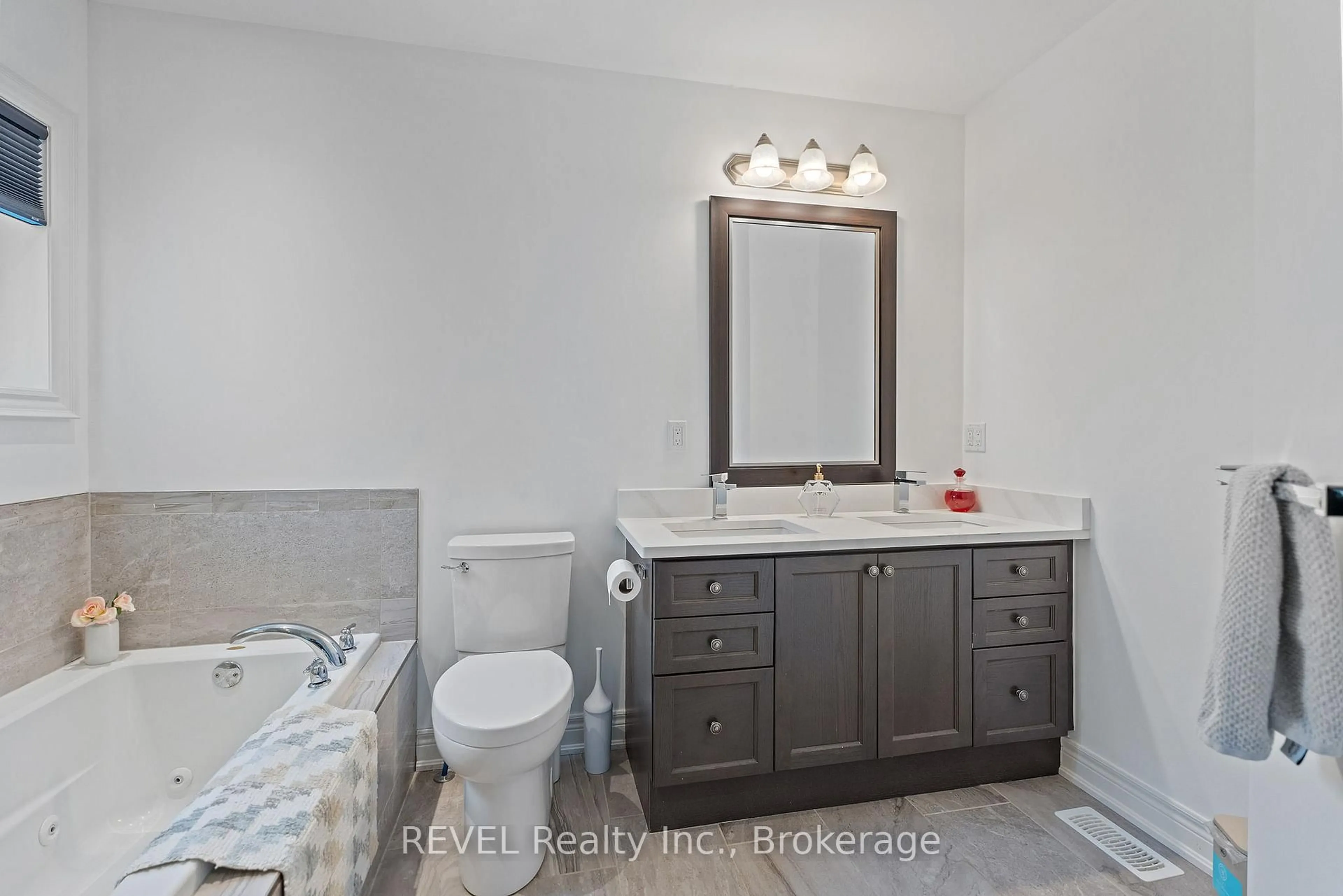 Standard bathroom, ceramic/tile floor for 1018 Kerby St, Fort Erie Ontario L2A 0B9