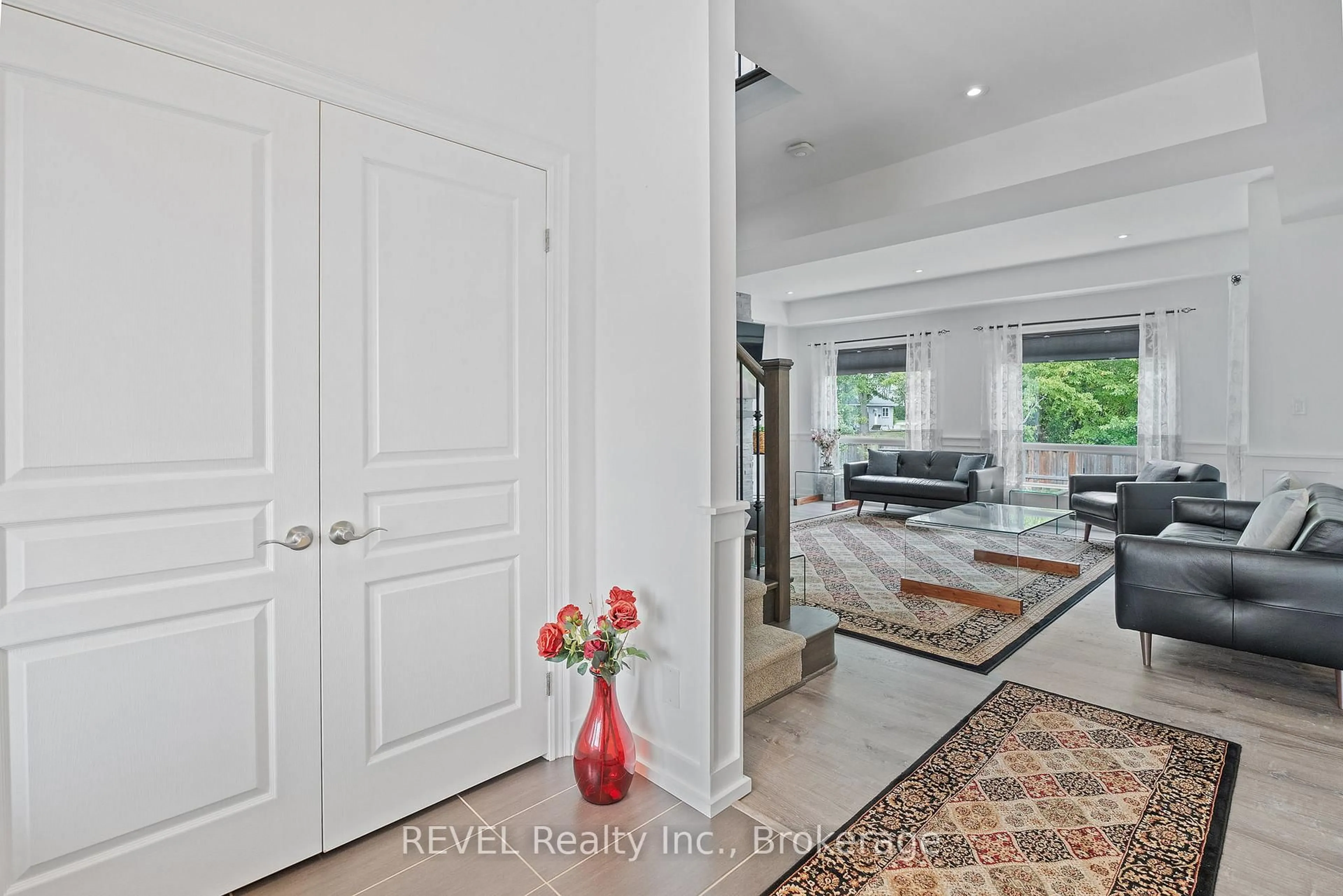 Indoor entryway for 1018 Kerby St, Fort Erie Ontario L2A 0B9