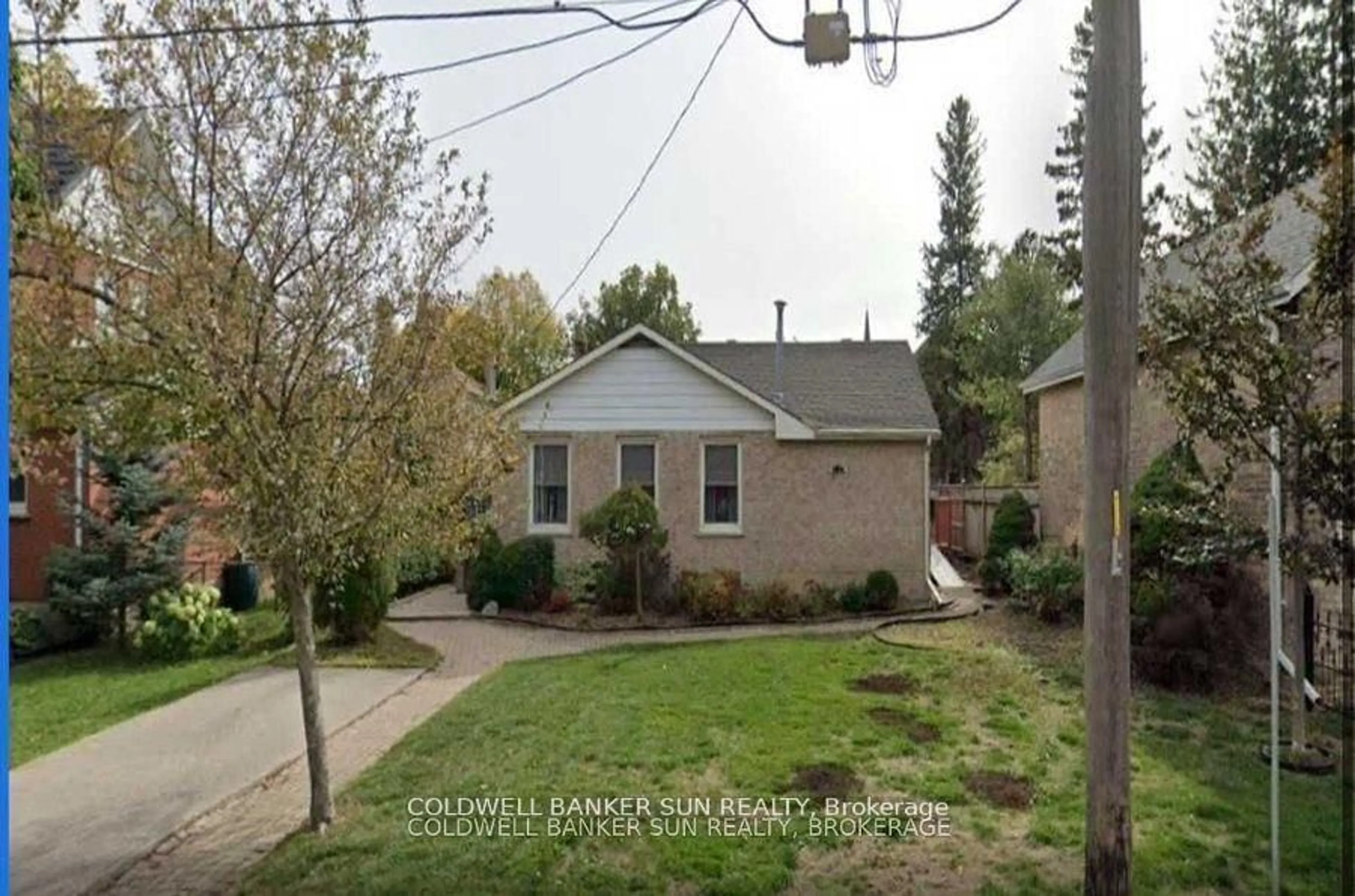 A pic from outside/outdoor area/front of a property/back of a property/a pic from drone, street for 500 Canterbury St, Woodstock Ontario N4S 4K7