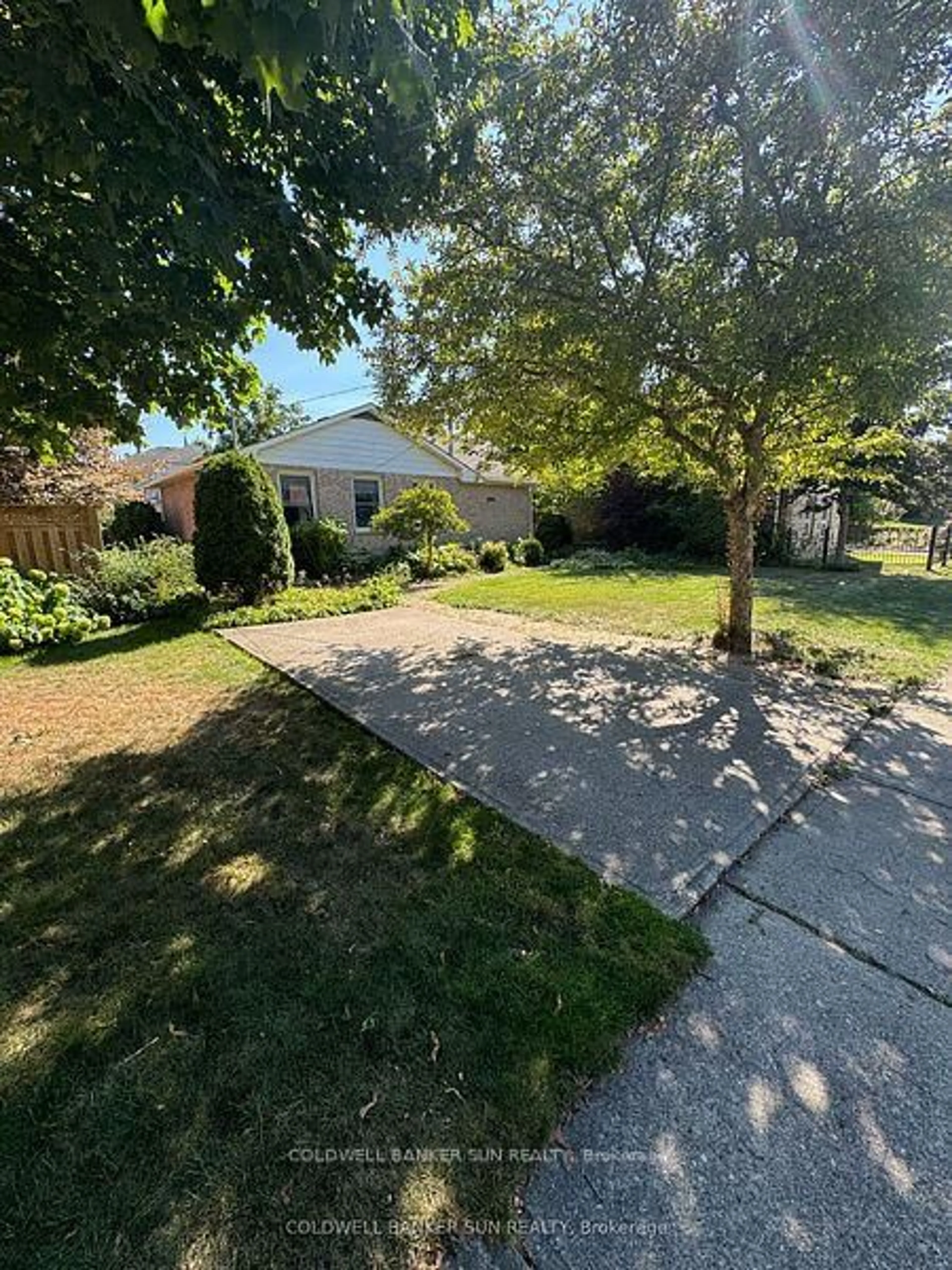 A pic from outside/outdoor area/front of a property/back of a property/a pic from drone, street for 500 Canterbury St, Woodstock Ontario N4S 4K7