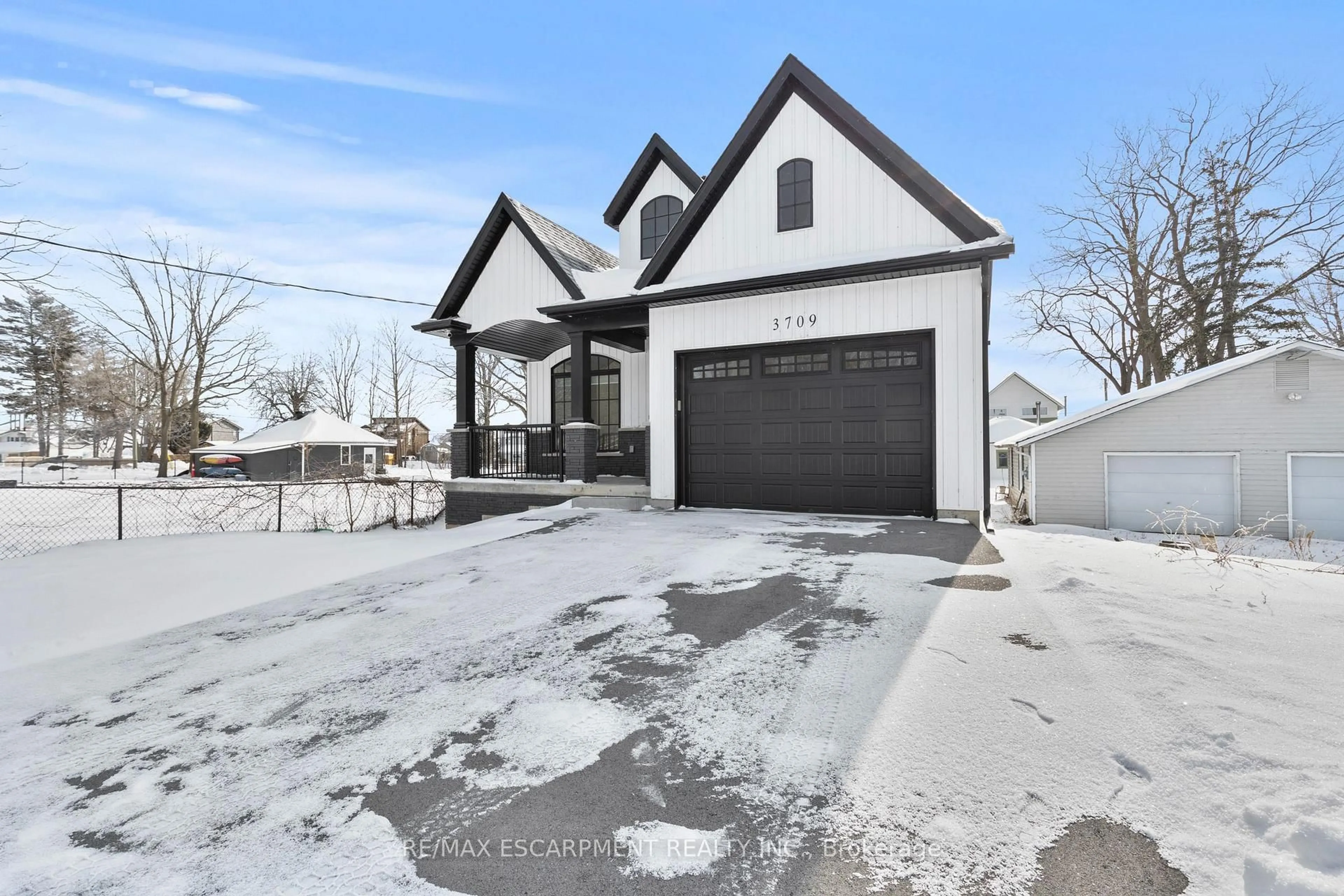 Home with brick exterior material, street for 3709 Ryan Ave, Fort Erie Ontario L0S 1B0