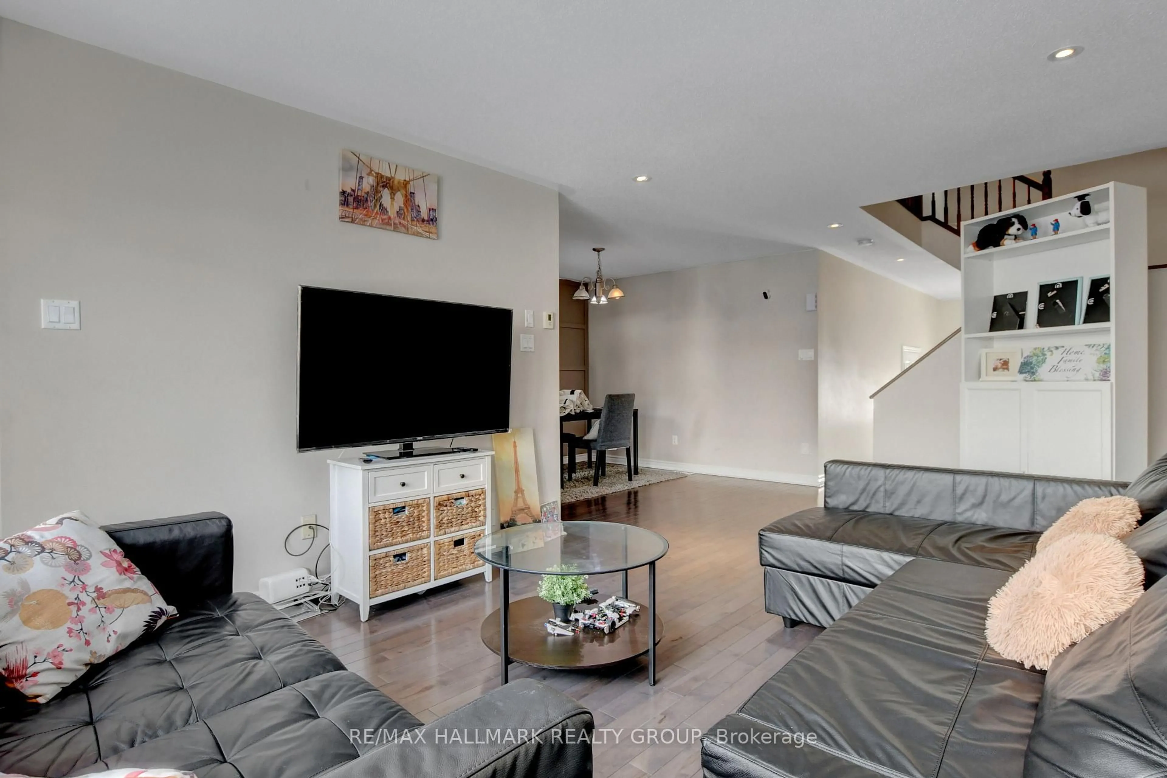 Living room with furniture, unknown for 816 Ashenvale Way, Orleans Ontario K4A 0R3