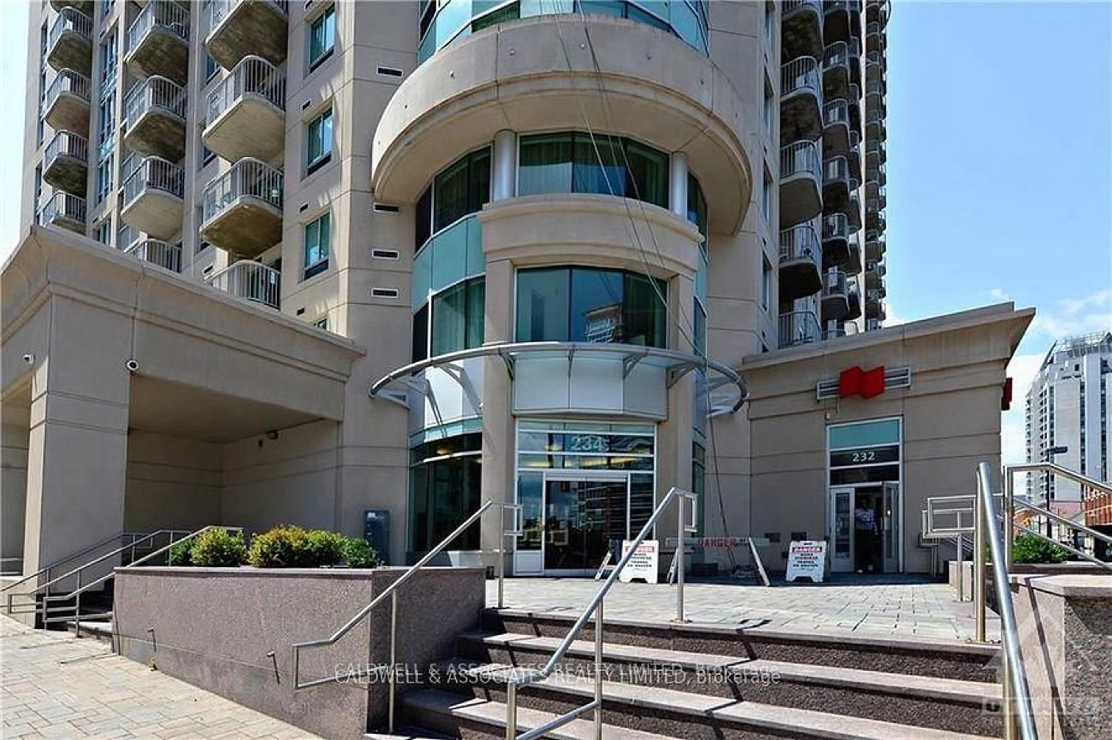 Indoor foyer for 234 Rideau St #1012, Ottawa Ontario K1N 0A9