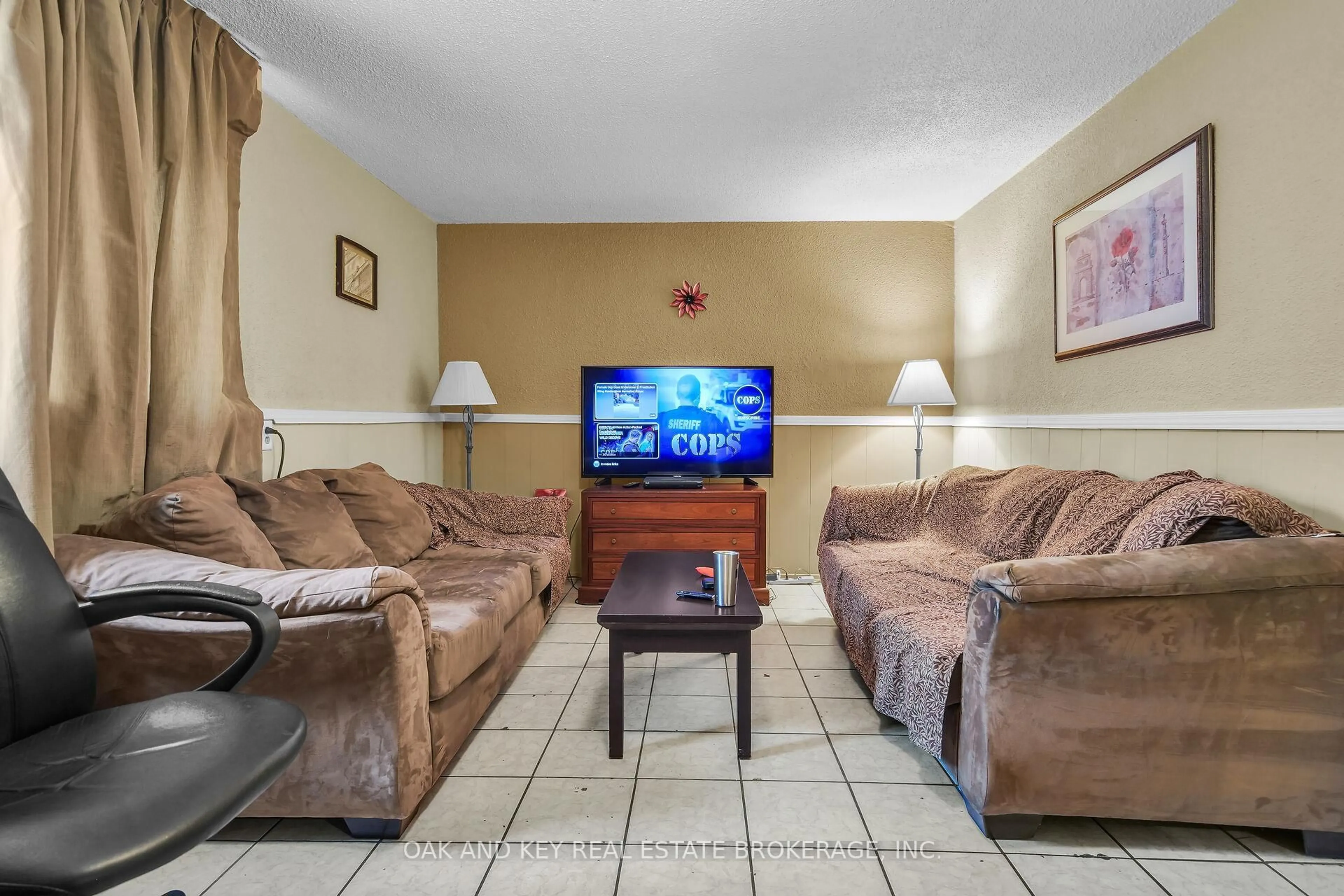 Living room with furniture, unknown for 1563 Allen Pl, London East Ontario N5W 2V9