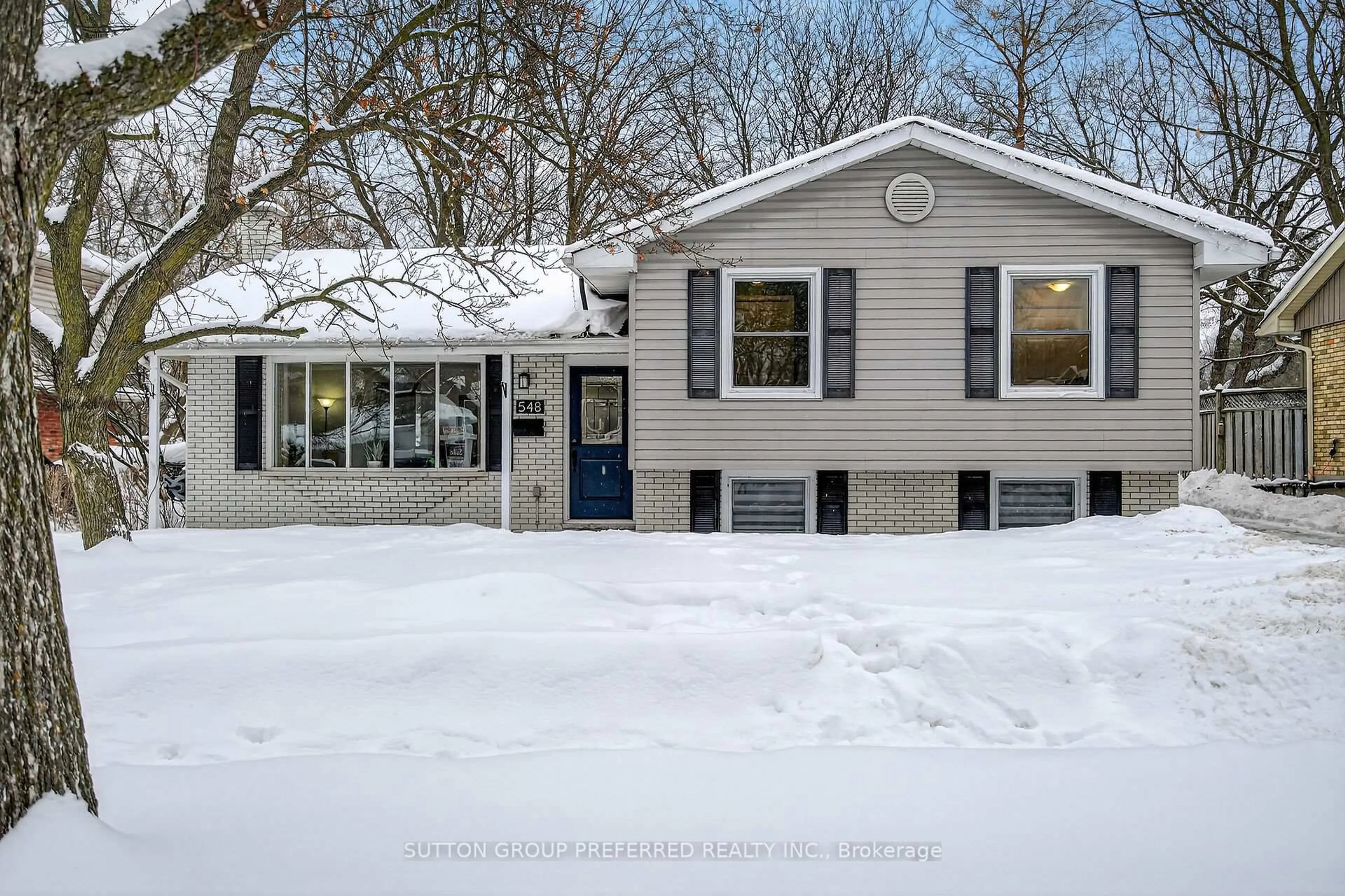 Home with vinyl exterior material, street for 548 Griffith St, London South Ontario N6K 2S6