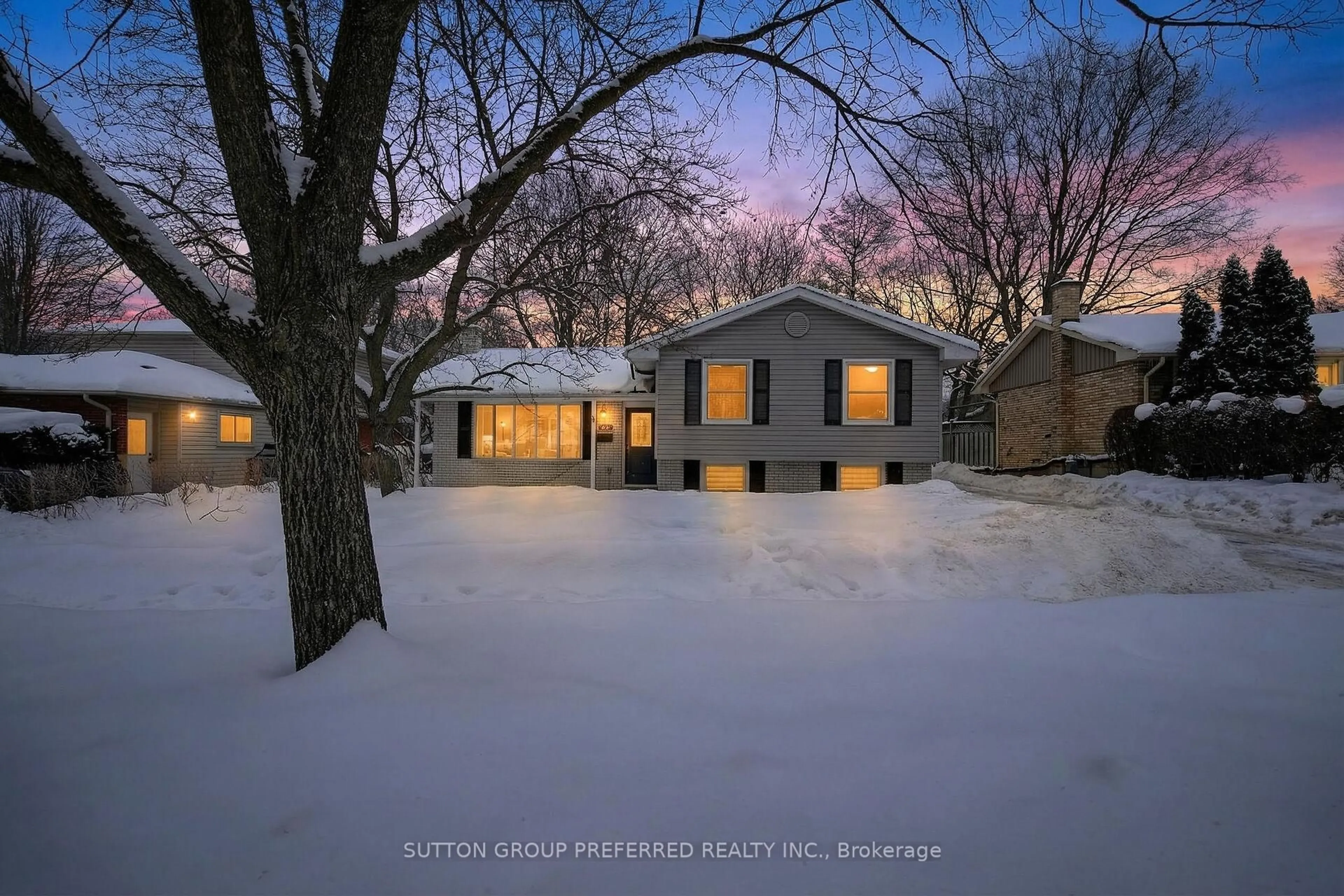 A pic from outside/outdoor area/front of a property/back of a property/a pic from drone, street for 548 Griffith St, London South Ontario N6K 2S6