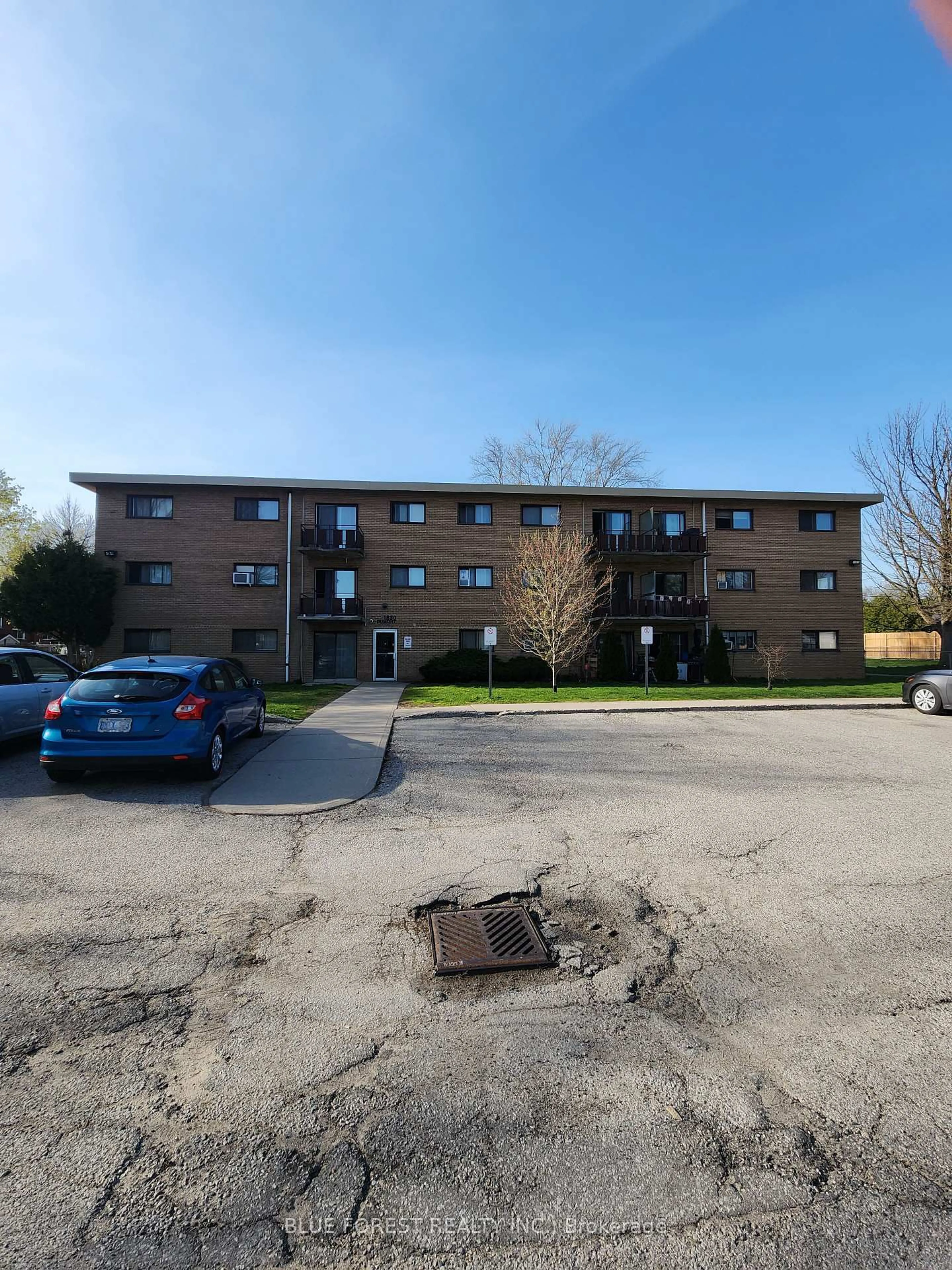 A pic from outside/outdoor area/front of a property/back of a property/a pic from drone, building for 1830 Dumont St #309, London East Ontario N5W 2S1