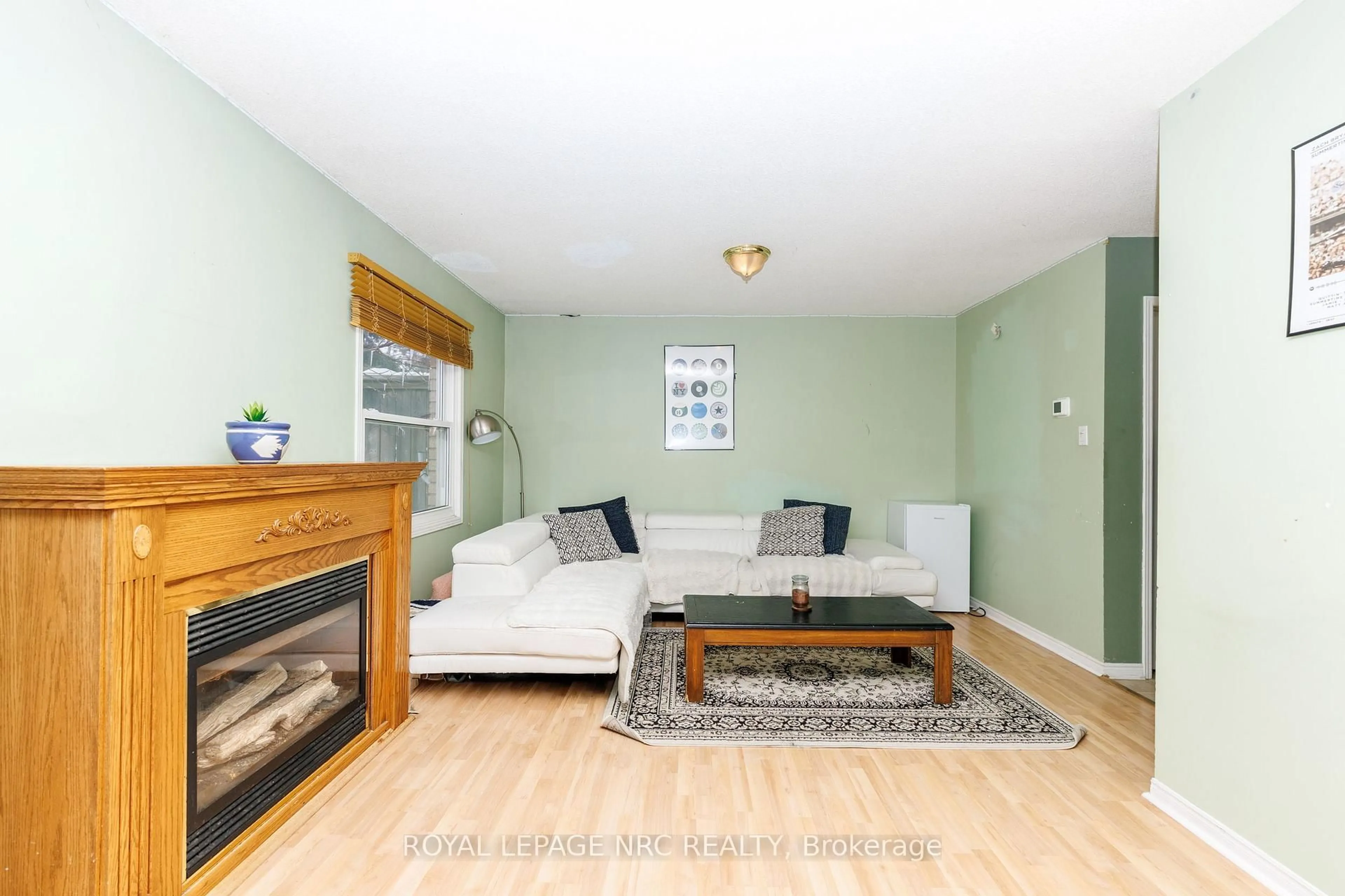 Living room with furniture, unknown for 79 Summers Dr, Thorold Ontario L2V 5B1