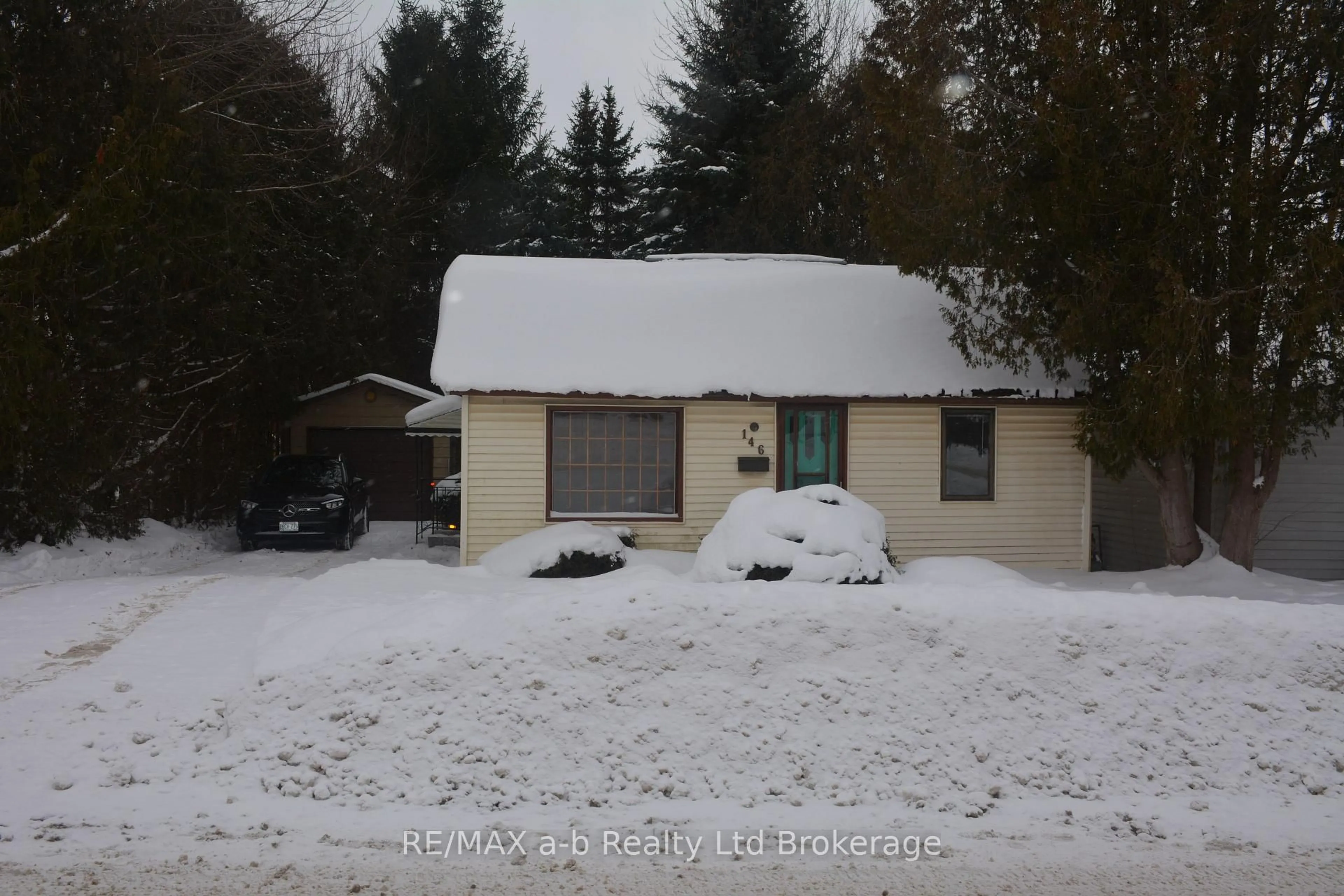 A pic from outside/outdoor area/front of a property/back of a property/a pic from drone, building for 146 Whiting St, Ingersoll Ontario N5C 3B3