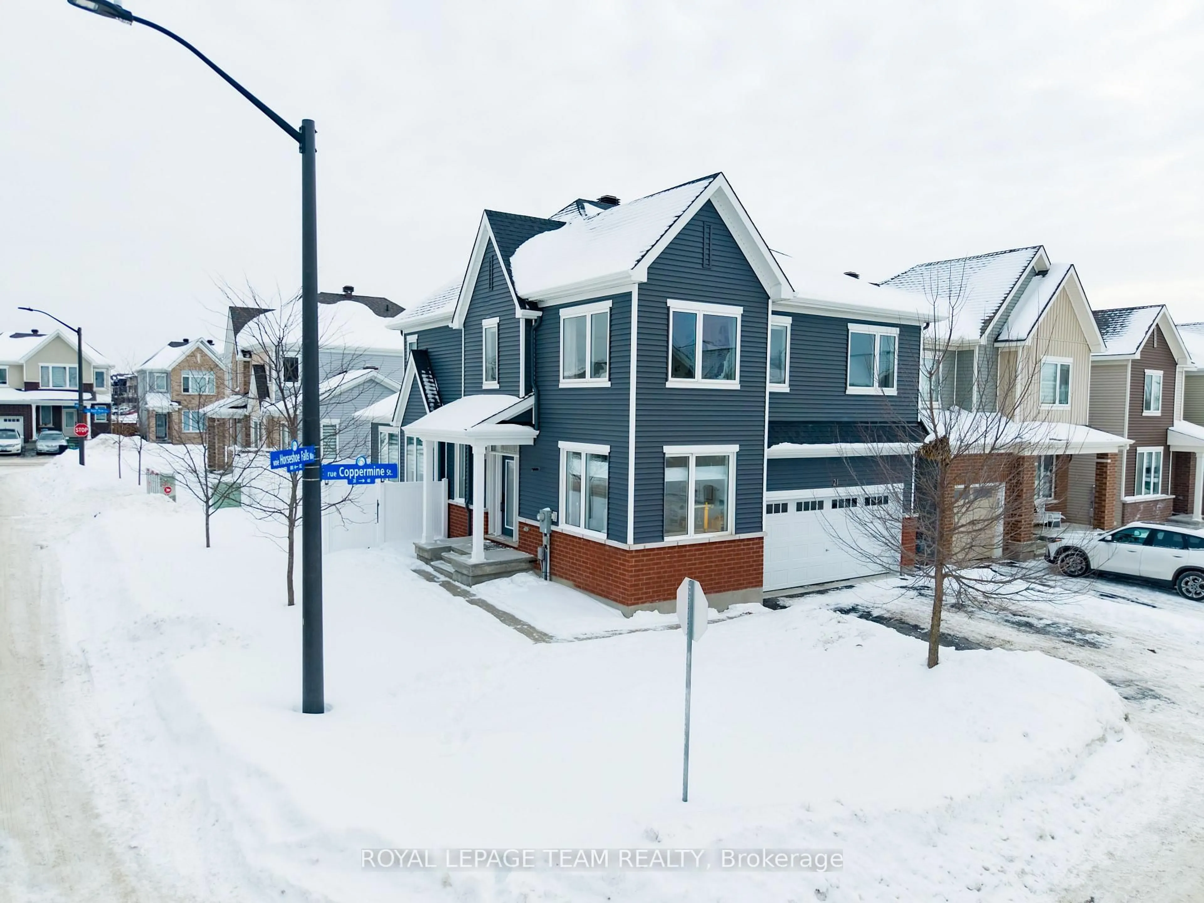 A pic from outside/outdoor area/front of a property/back of a property/a pic from drone, street for 21 Coppermine St, Ottawa Ontario K2J 6P5