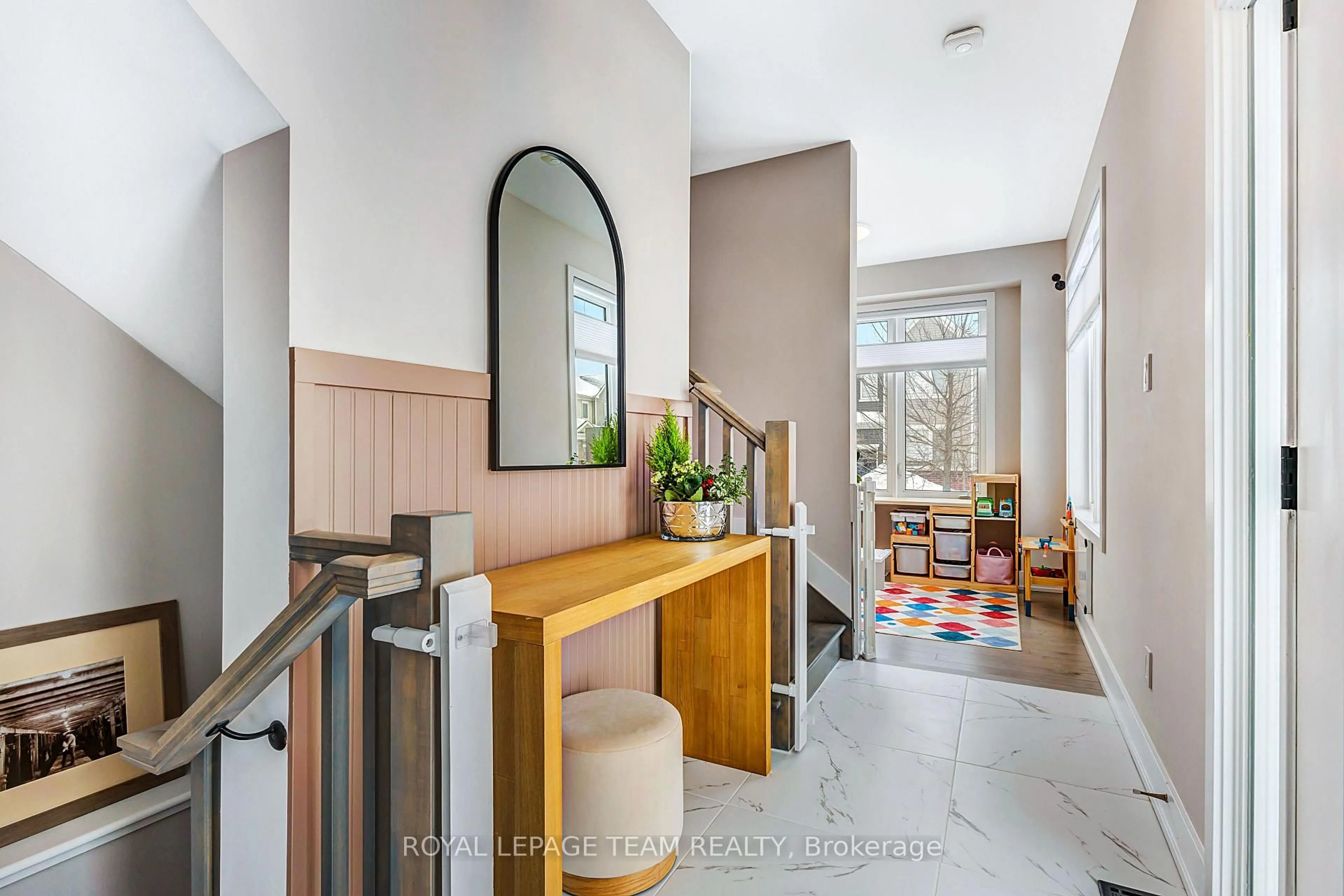 Indoor foyer for 21 Coppermine St, Ottawa Ontario K2J 6P5