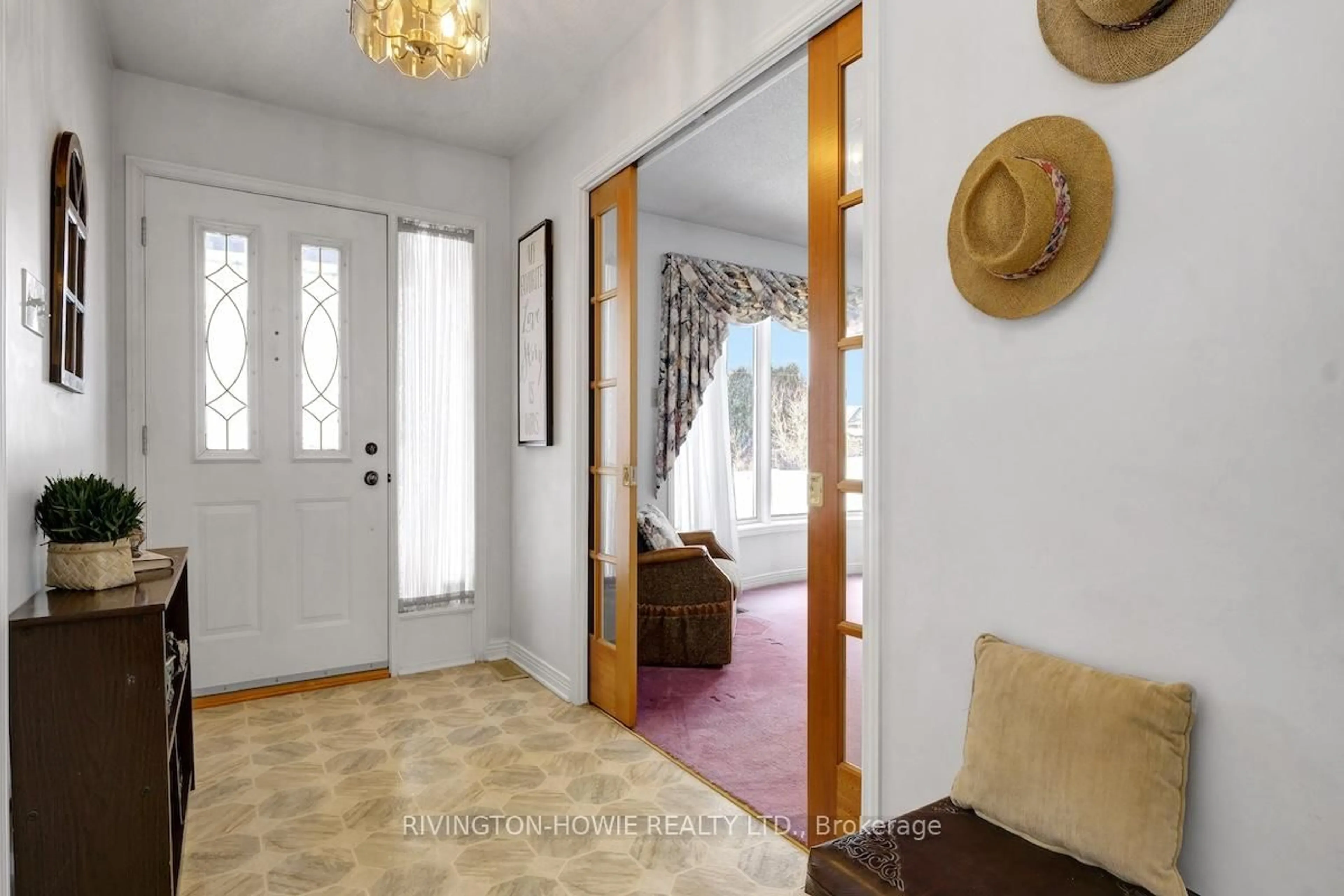 Indoor entryway for 594 Old Coach Rd, Carp Ontario K0A 1L0