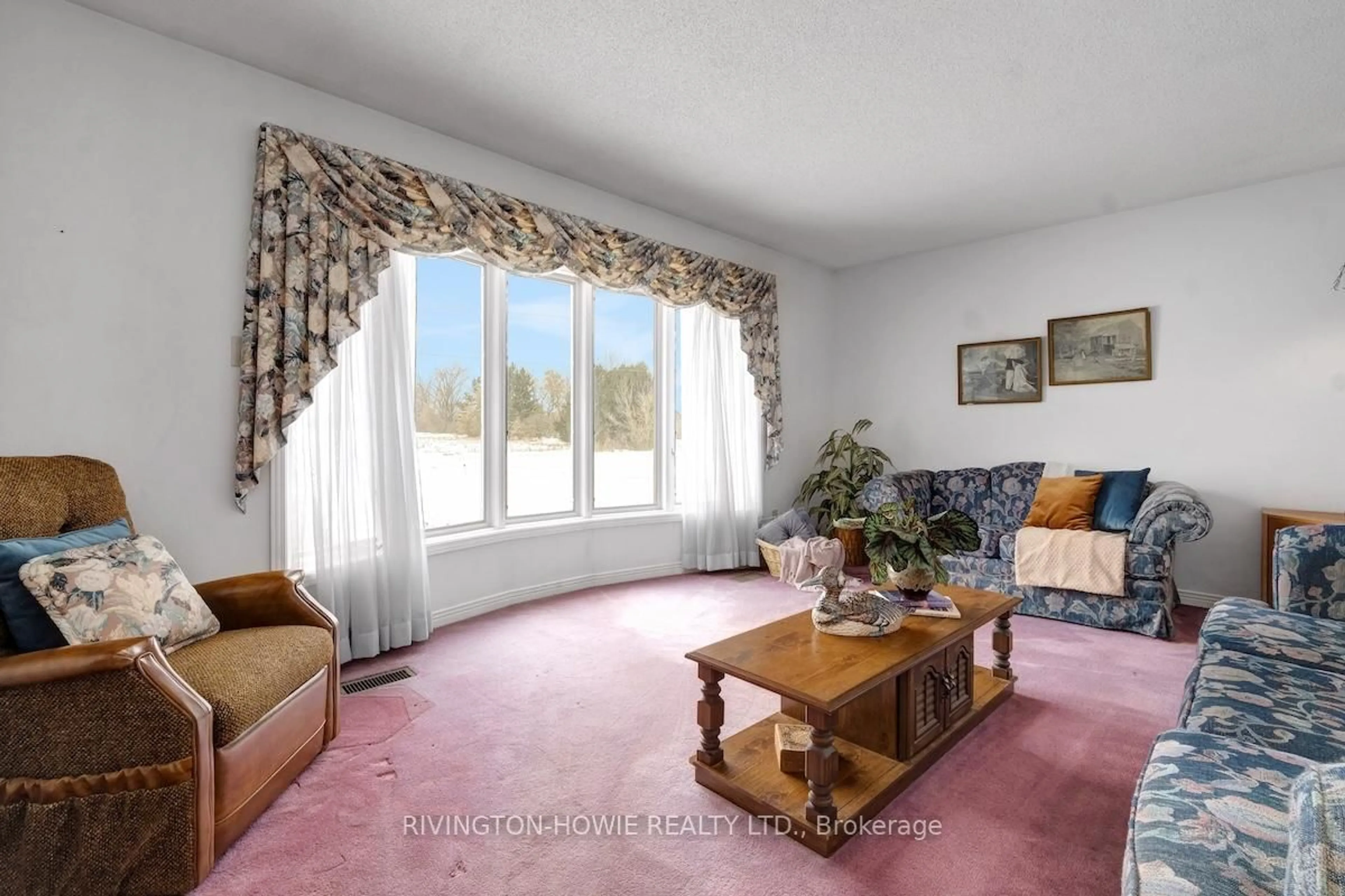 Living room with furniture, unknown for 594 Old Coach Rd, Carp Ontario K0A 1L0