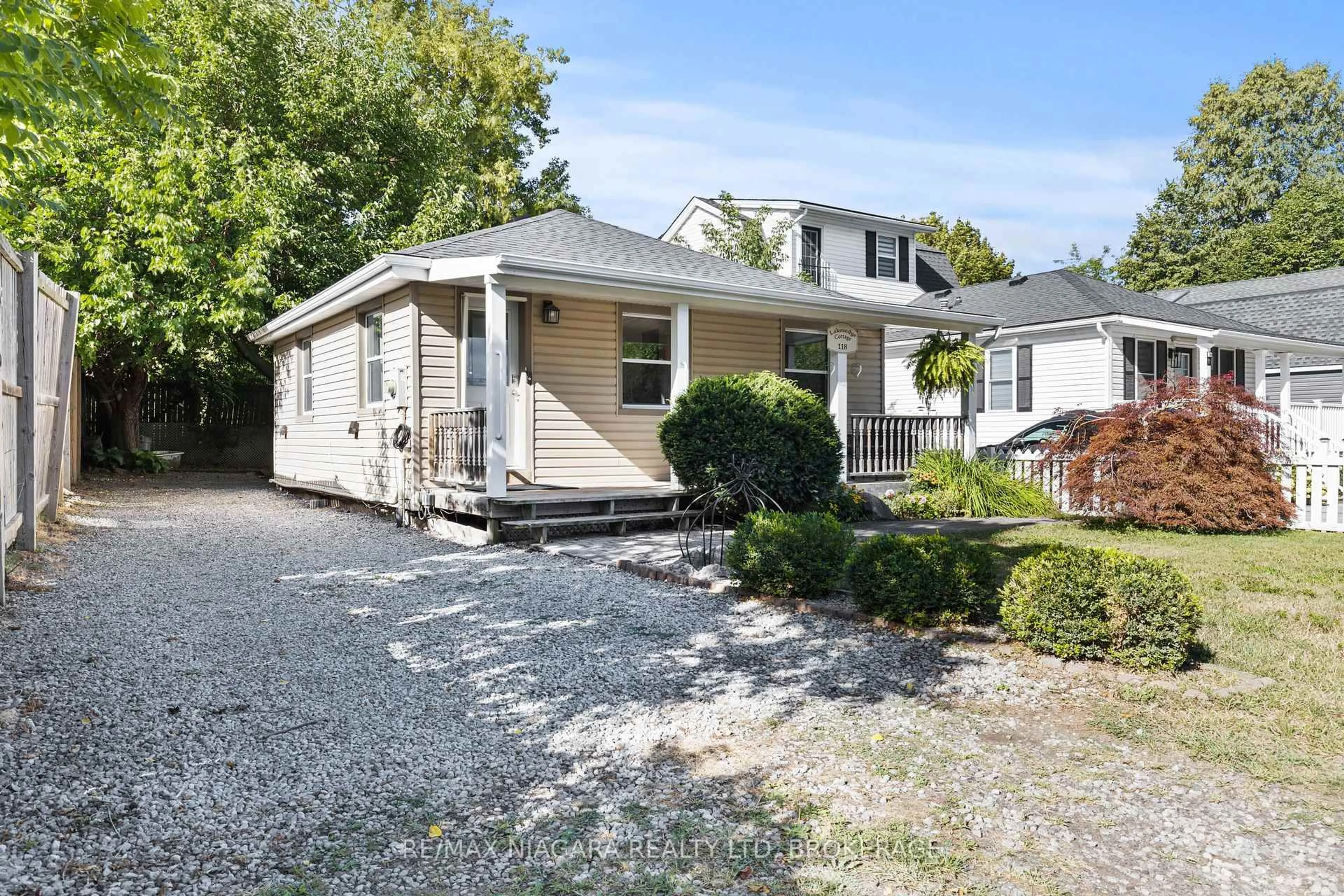 Home with vinyl exterior material, street for 118 Lockhart St, Niagara-on-the-Lake Ontario L0S 1J0