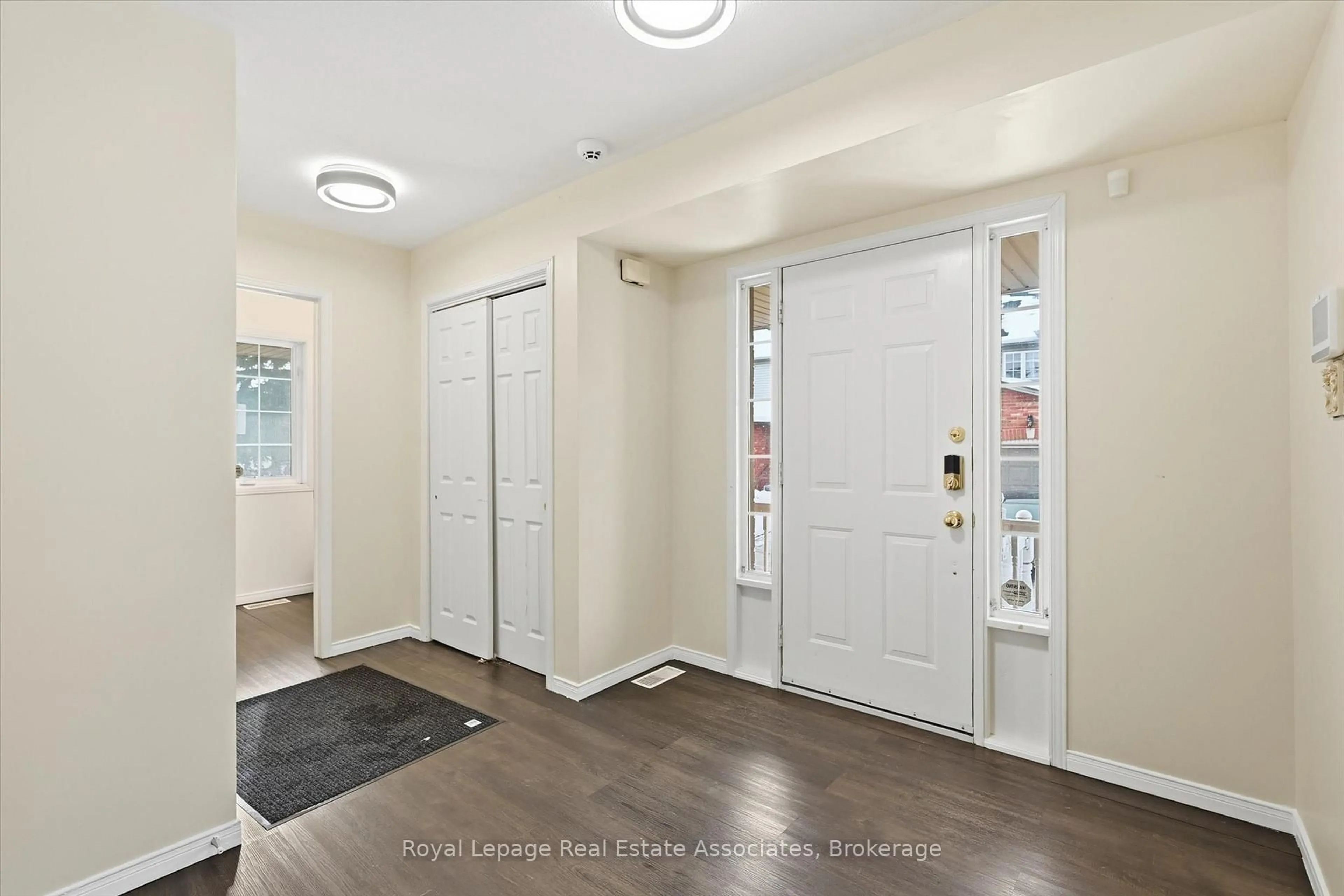Indoor entryway for 346 Highland Rd #35, Hamilton Ontario L8J 3T3