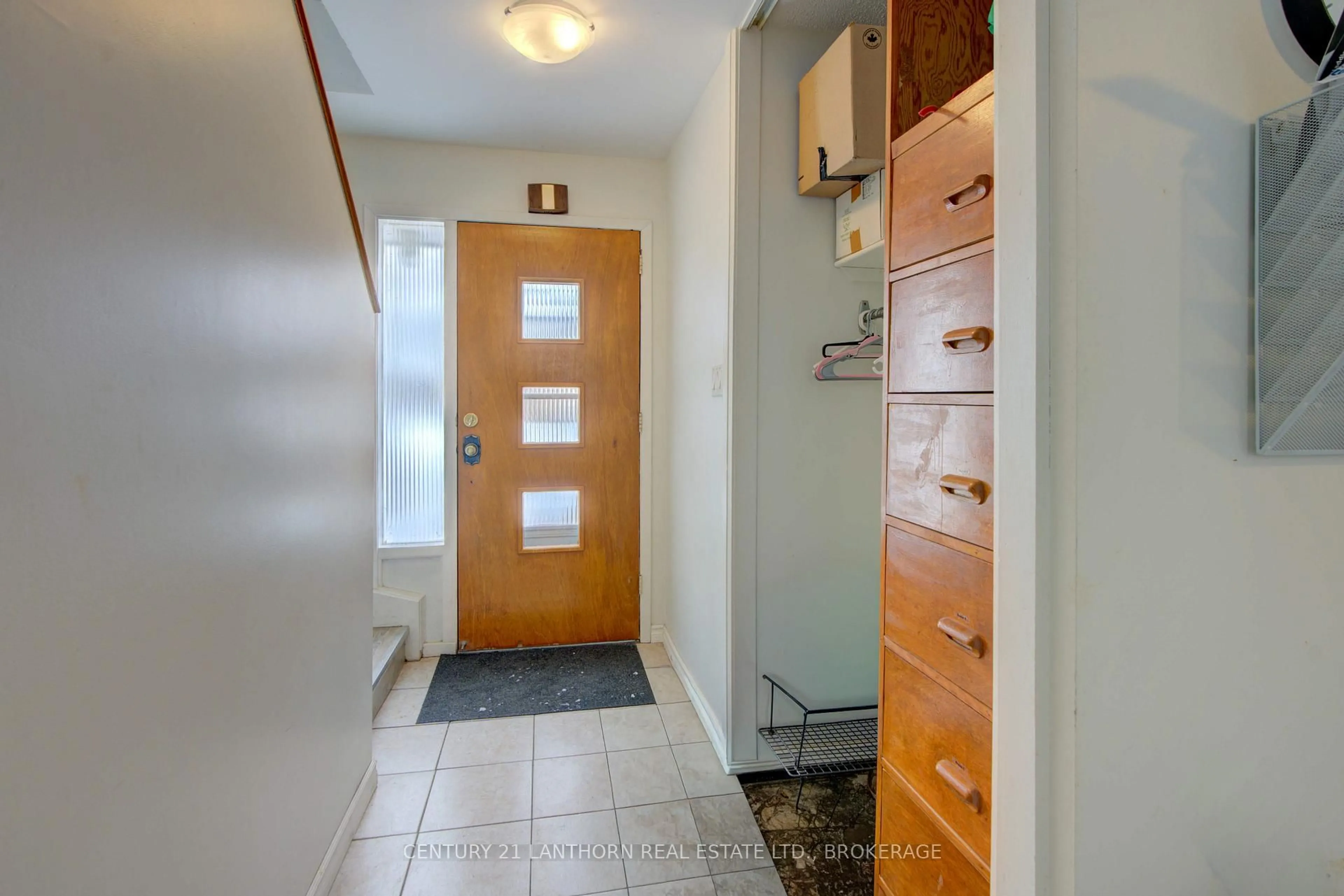 Indoor entryway for 6 Woodstone Cres, Kingston Ontario K7M 6K9