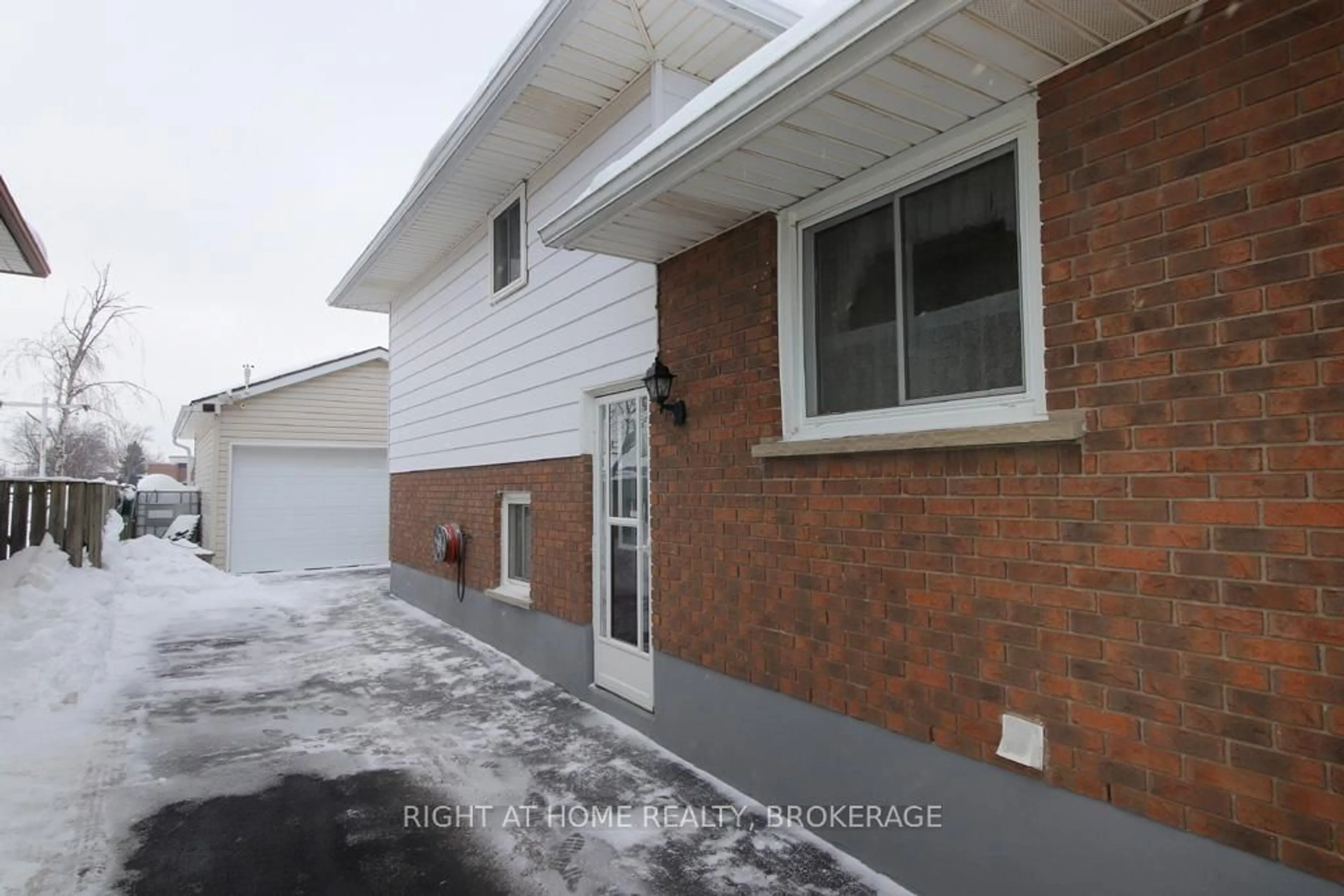 Home with brick exterior material, street for 645 Lincoln St, Welland Ontario L3B 4R6