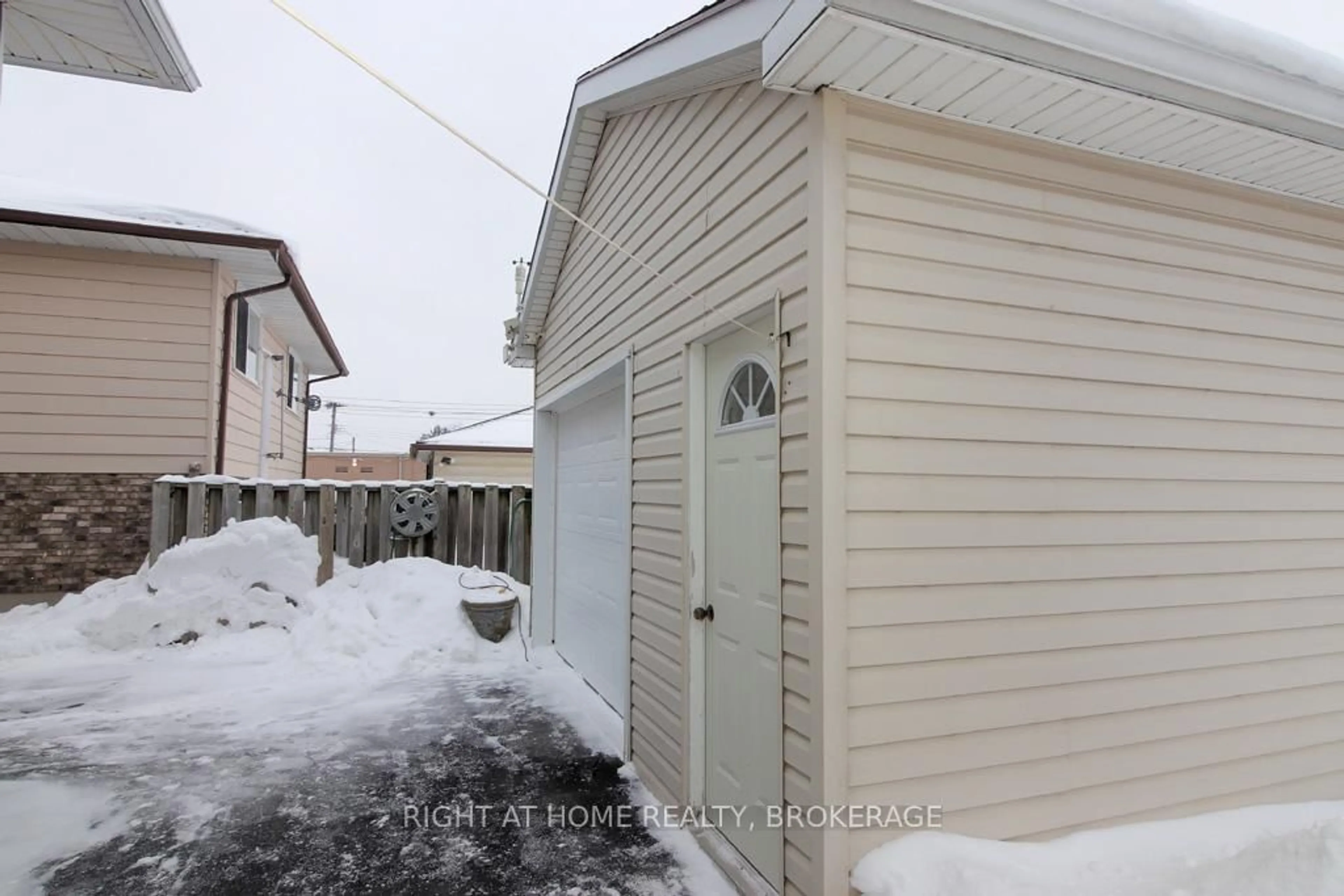Shed for 645 Lincoln St, Welland Ontario L3B 4R6
