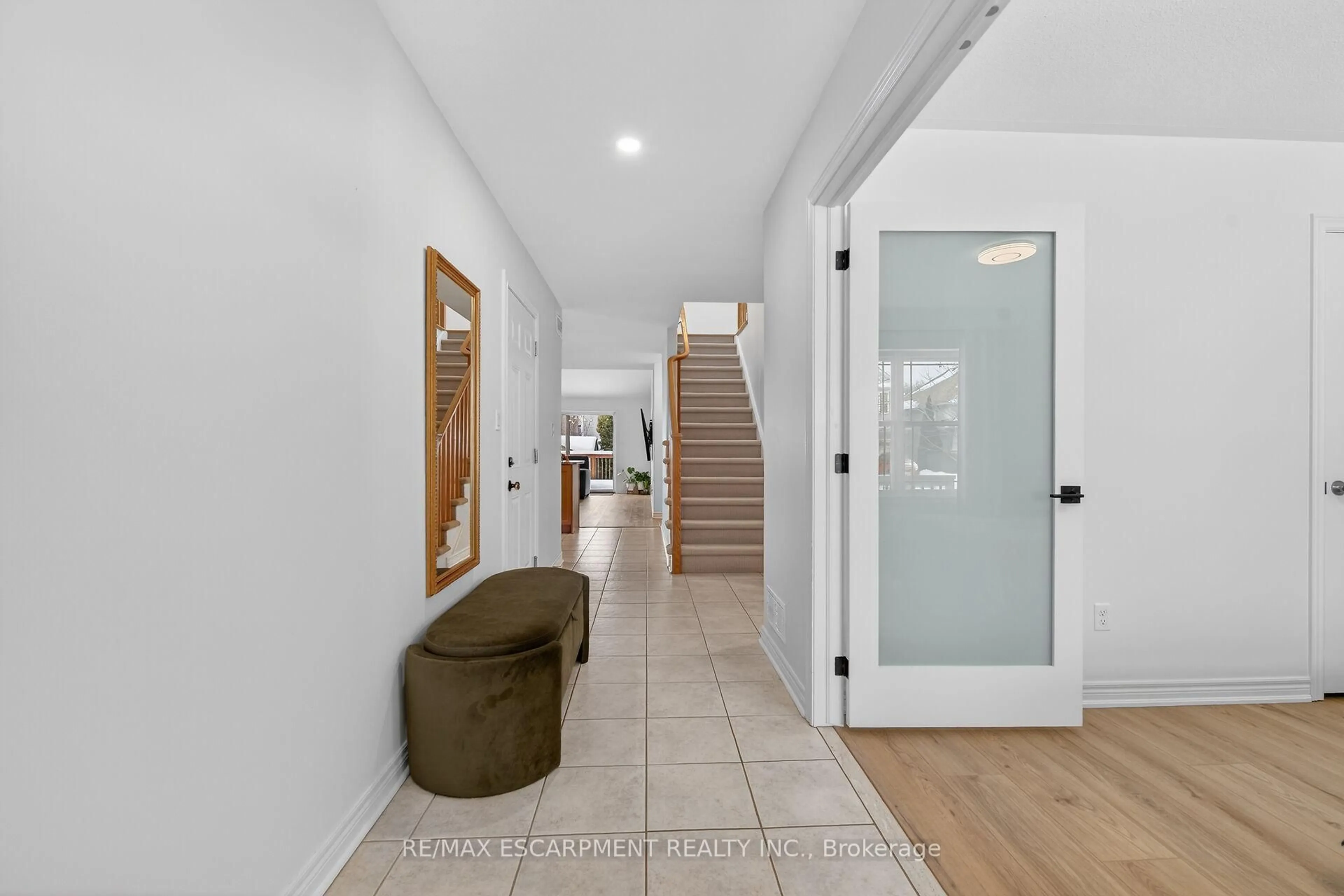 Indoor entryway for 9 Chicory Cres, St. Catharines Ontario L2R 0A6