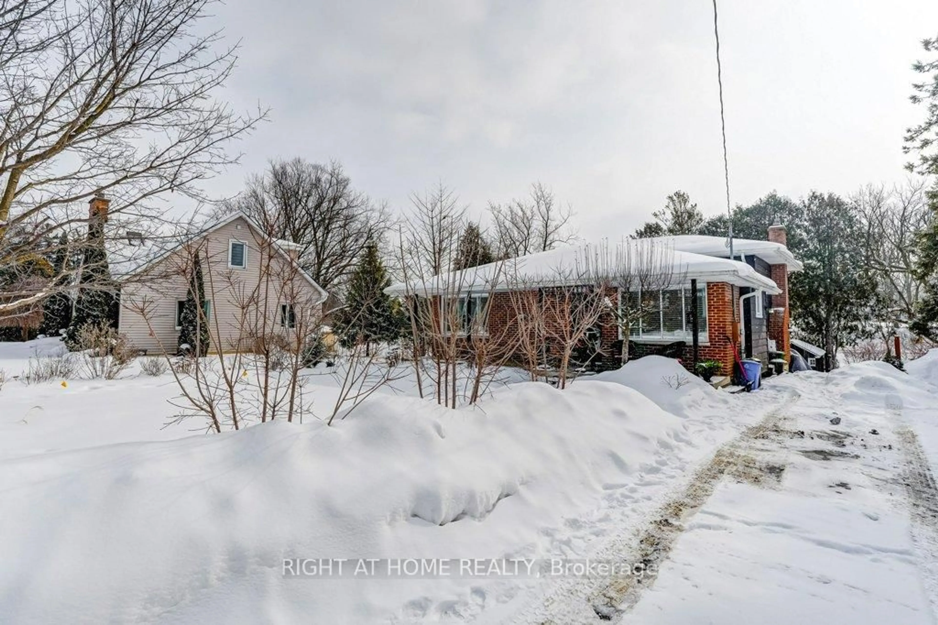 A pic from outside/outdoor area/front of a property/back of a property/a pic from drone, street for 144 Canterbury St, Ingersoll Ontario N5C 1C8