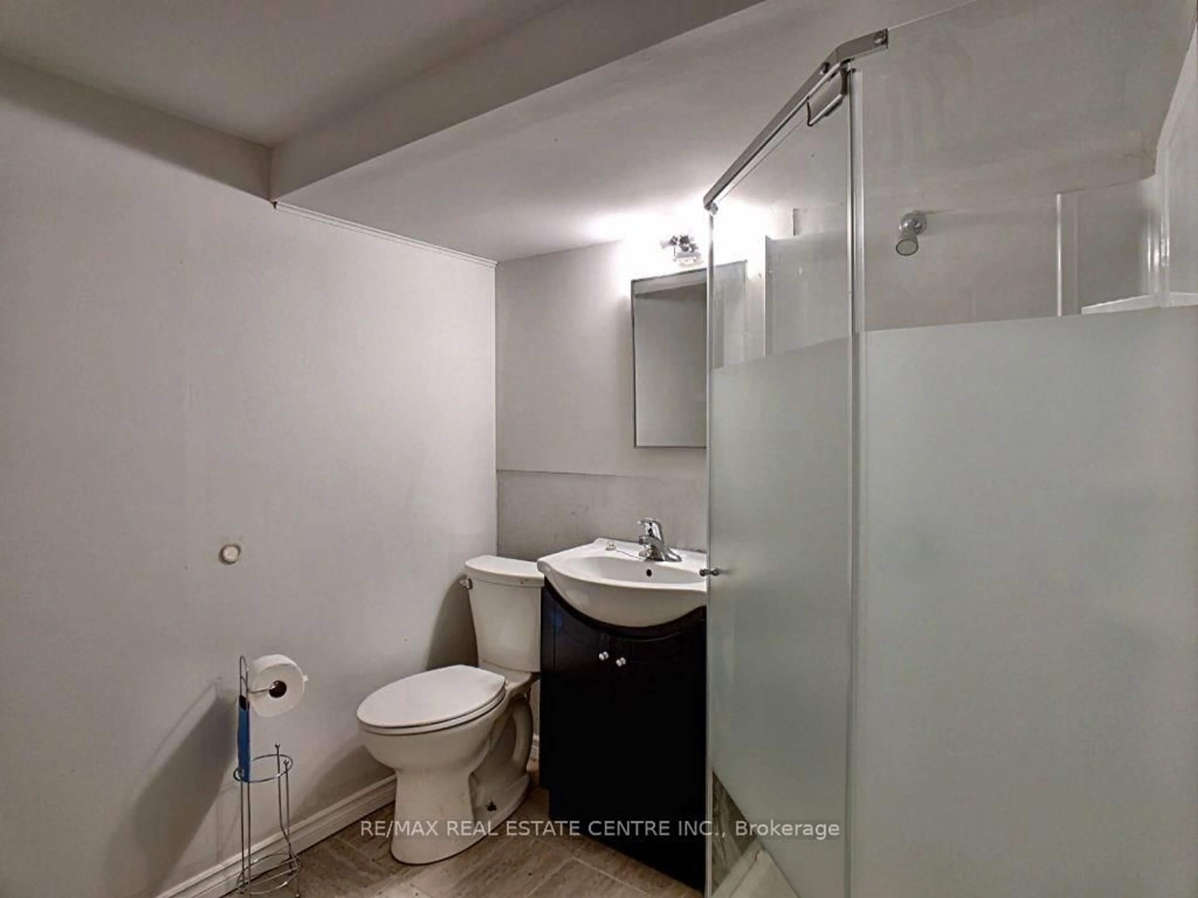Standard bathroom, unknown for 196 Rifle Range Rd, Hamilton Ontario L8S 3B9