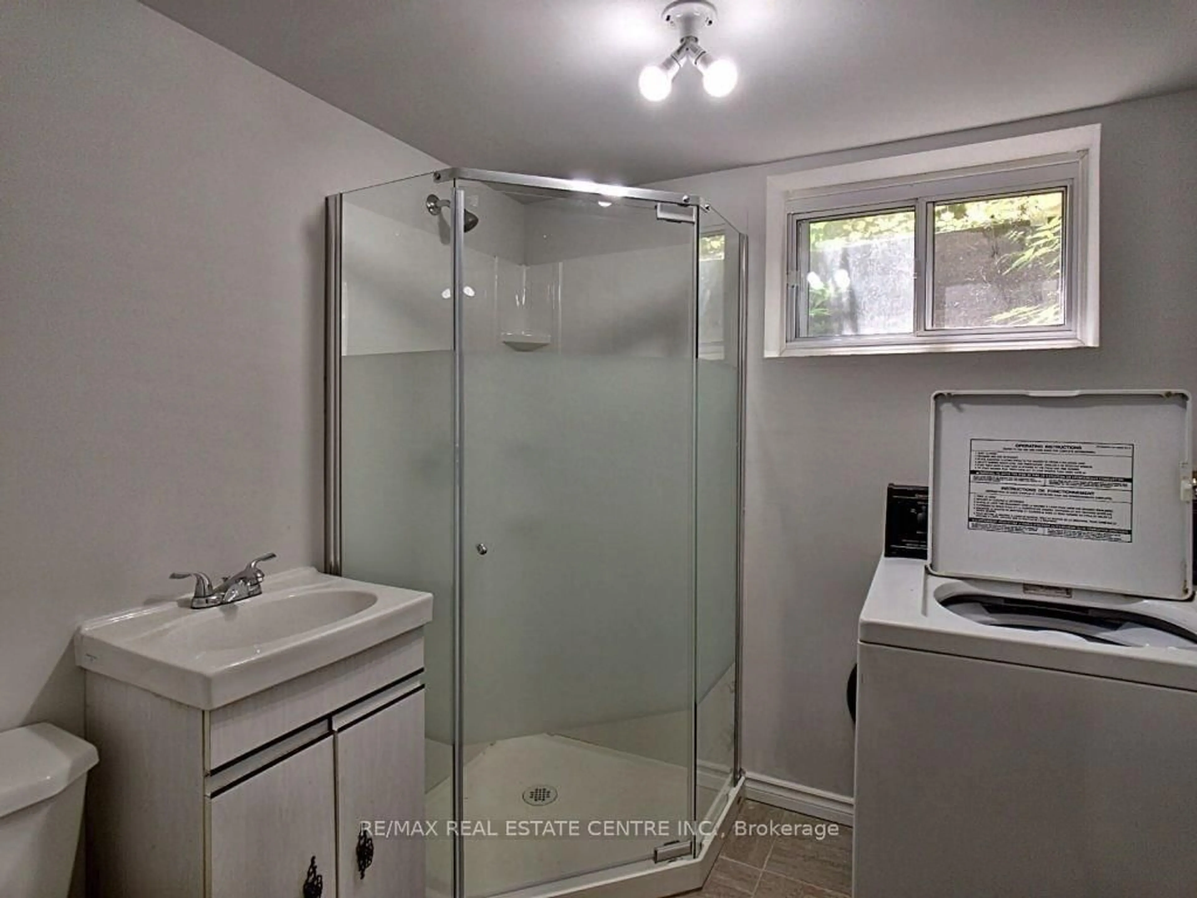 Standard bathroom, ceramic/tile floor for 196 Rifle Range Rd, Hamilton Ontario L8S 3B9