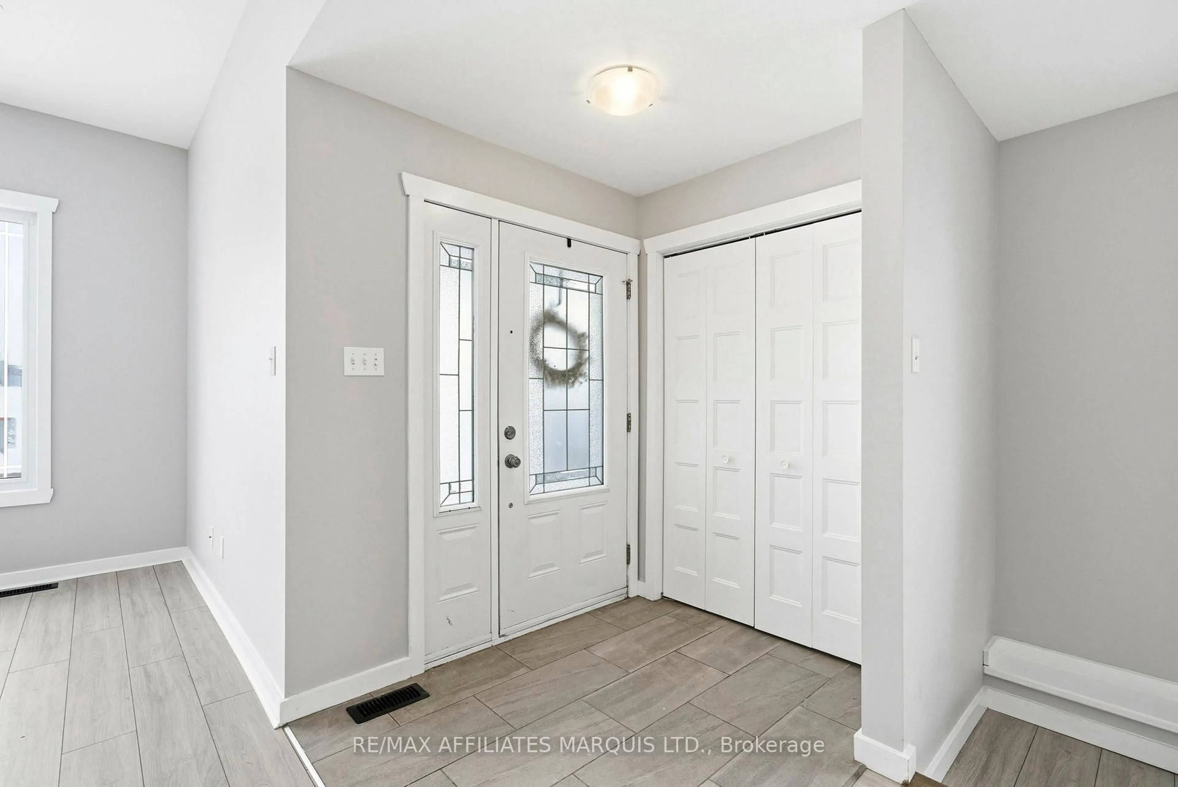 Indoor entryway for 92 Butternut Dr, Cornwall Ontario K8H 0G9