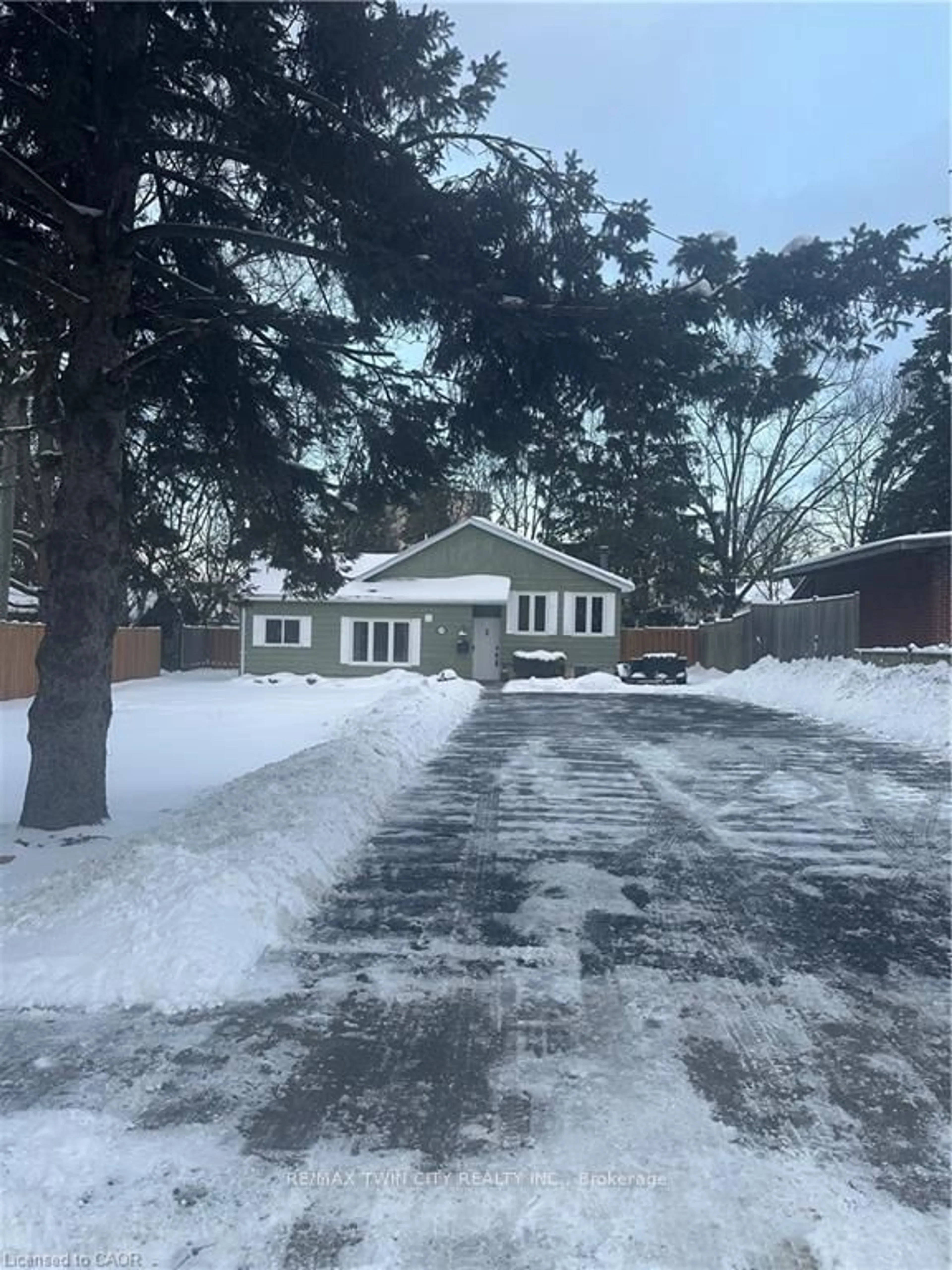 A pic from outside/outdoor area/front of a property/back of a property/a pic from drone, street for 239 Hamilton St, Cambridge Ontario N3H 3C4