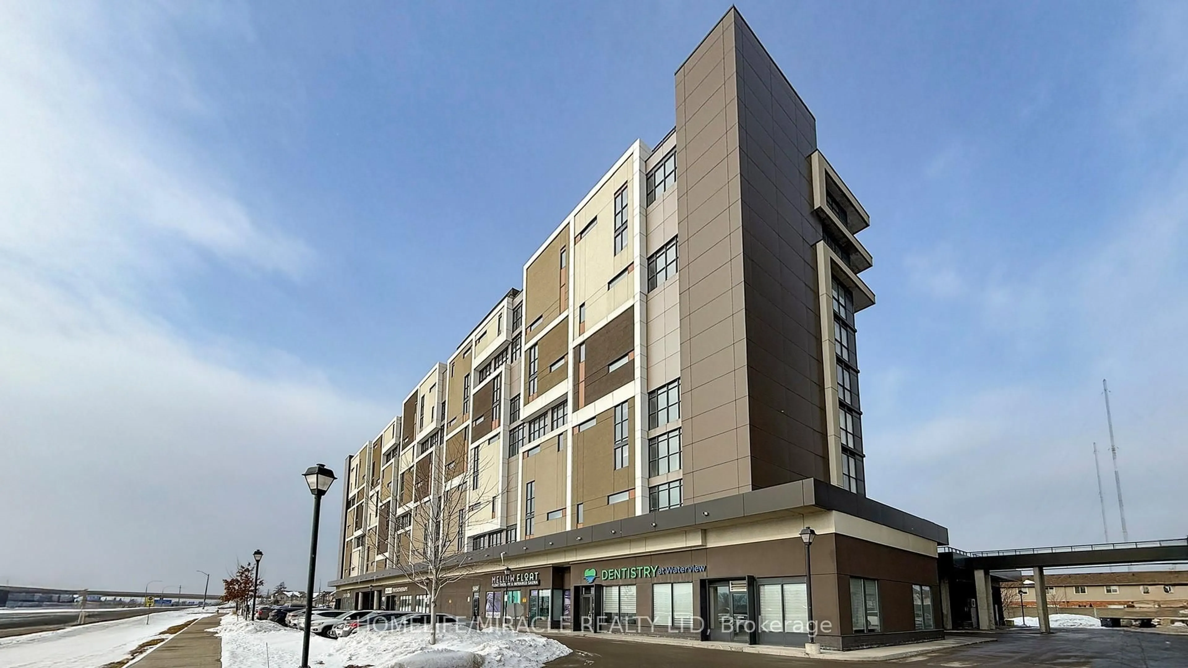 Patio, building for 560 North service Rd #607, Grimsby Ontario L3M 0G1