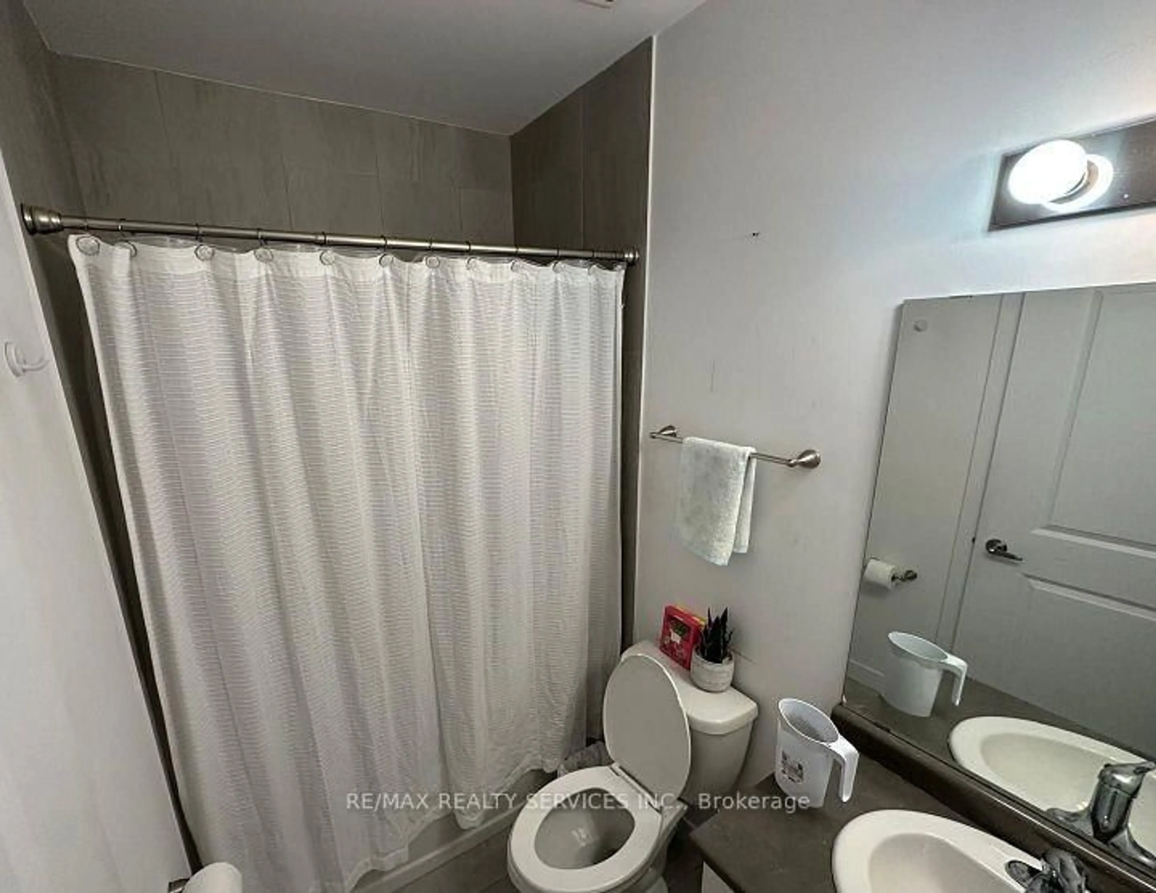 Standard bathroom, floor is not visible for 101 Shoreview Pl #612, Hamilton Ontario L8E 0K2