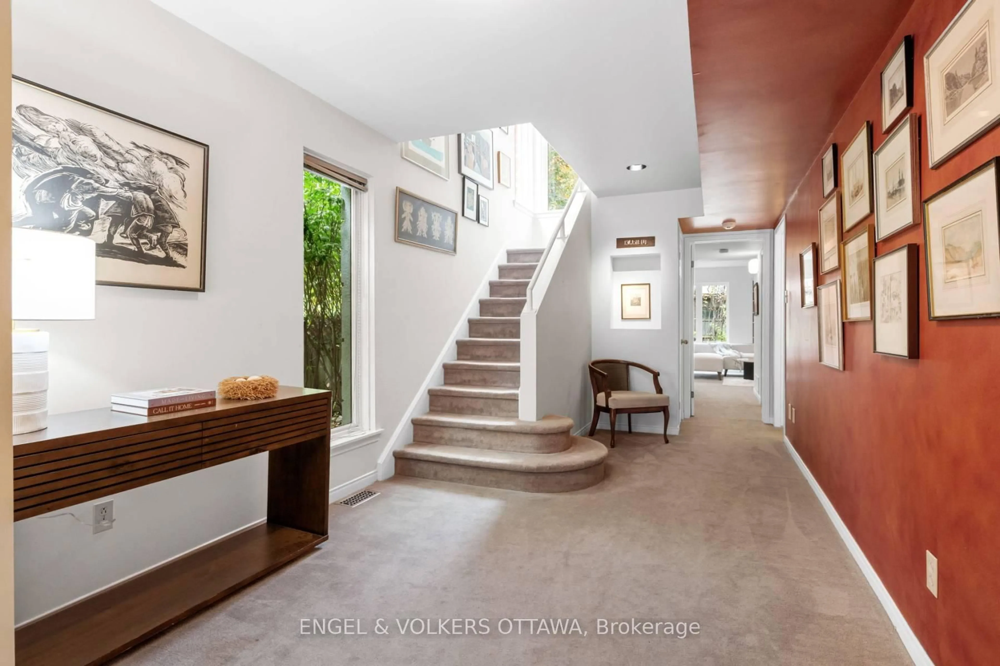 Indoor entryway for 29 Aylmer Ave, Ottawa Ontario K1S 2W8