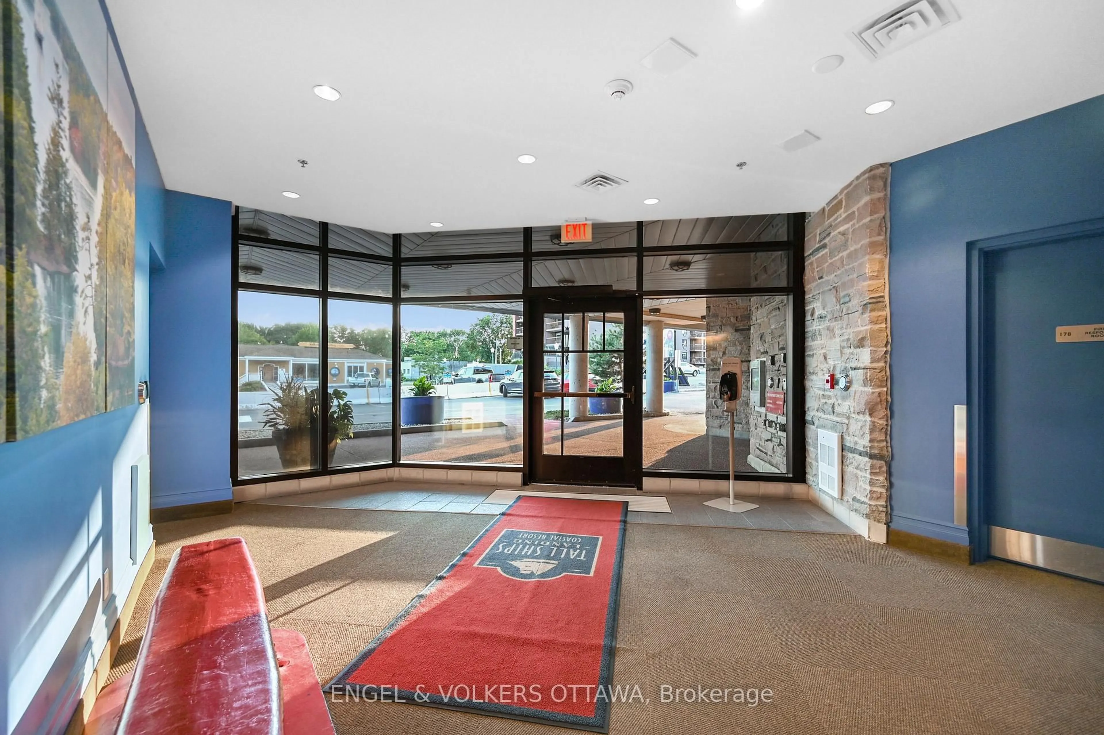 Indoor foyer for 15 St Andrew St #1802, Brockville Ontario K6V 0B8