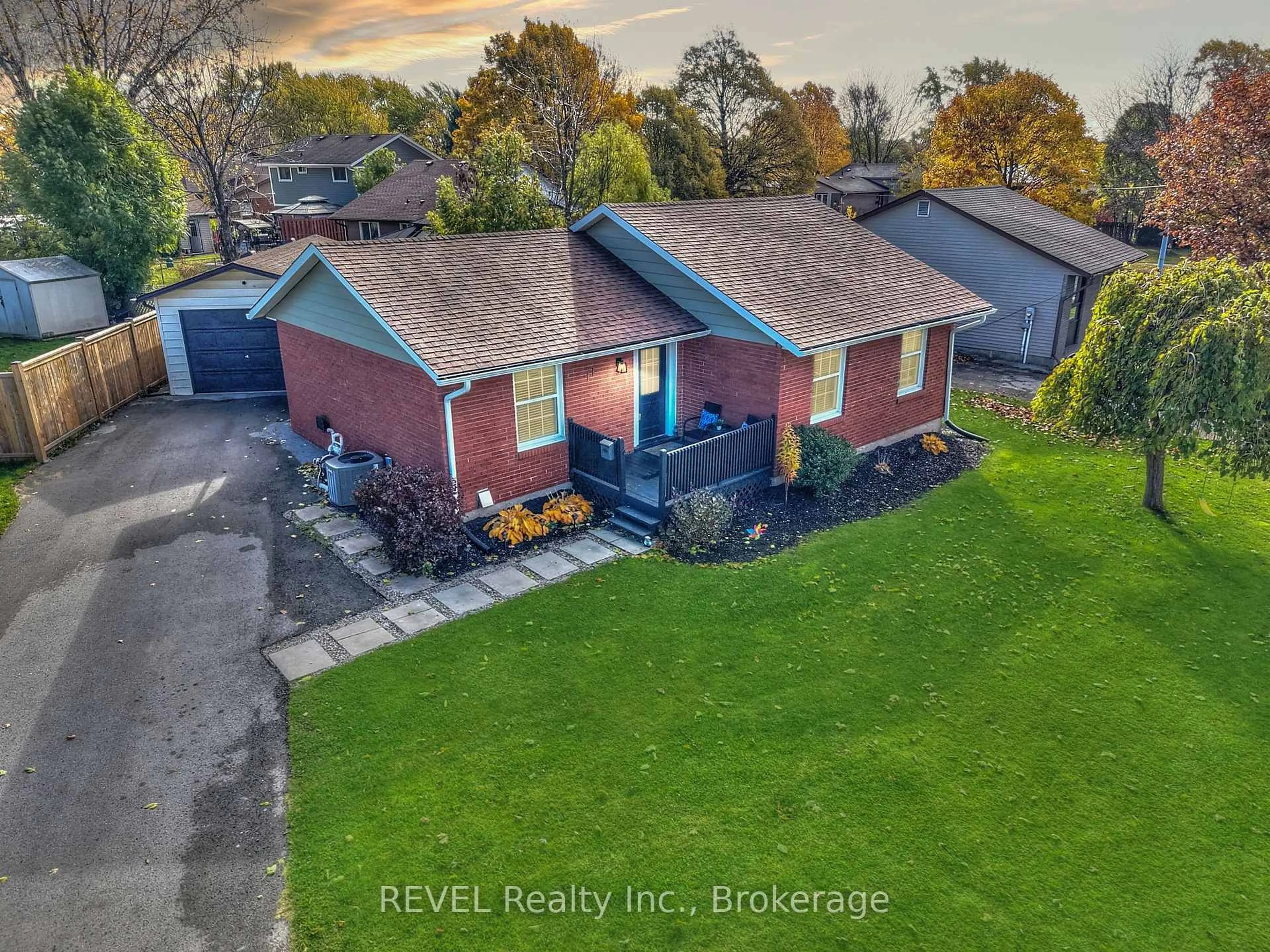 A pic from outside/outdoor area/front of a property/back of a property/a pic from drone, building for 11 NEWLEAF Cres, Welland Ontario L3C 6B4