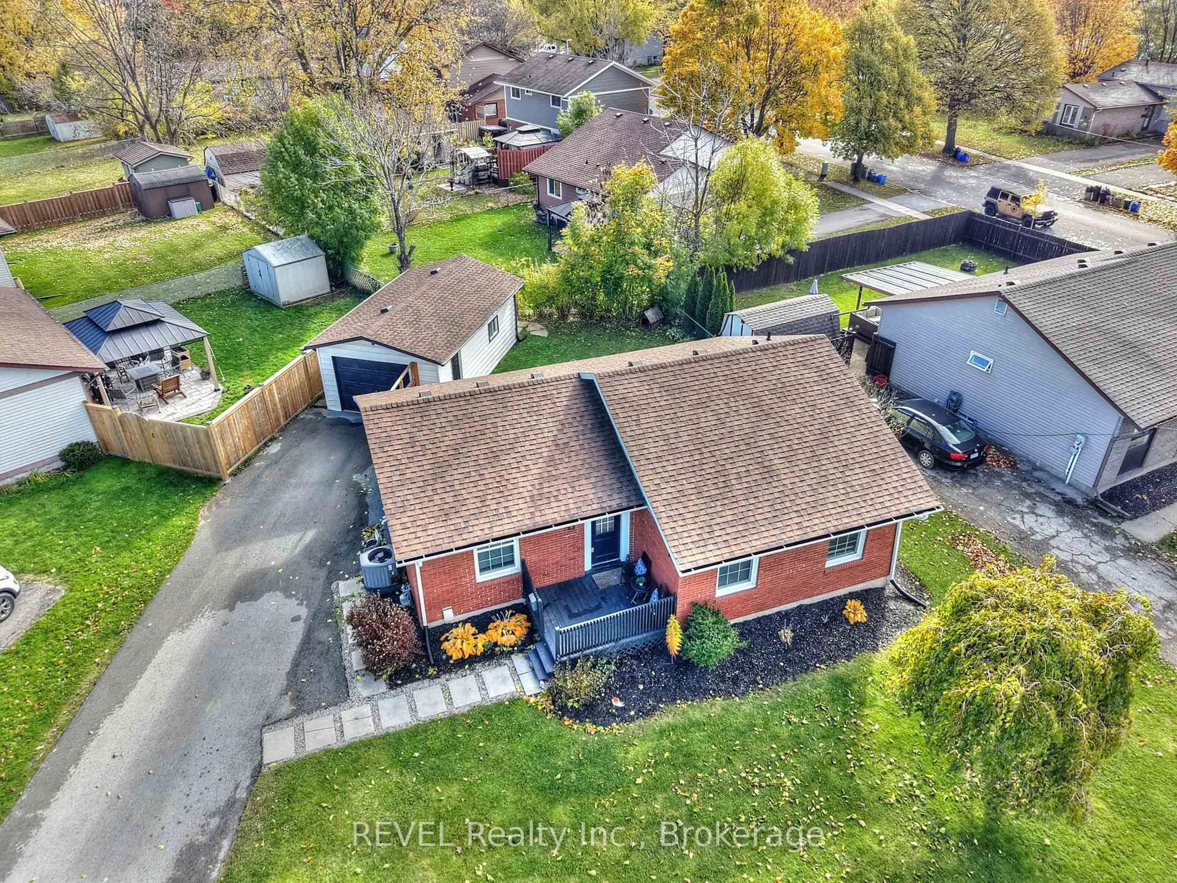 A pic from outside/outdoor area/front of a property/back of a property/a pic from drone, street for 11 NEWLEAF Cres, Welland Ontario L3C 6B4