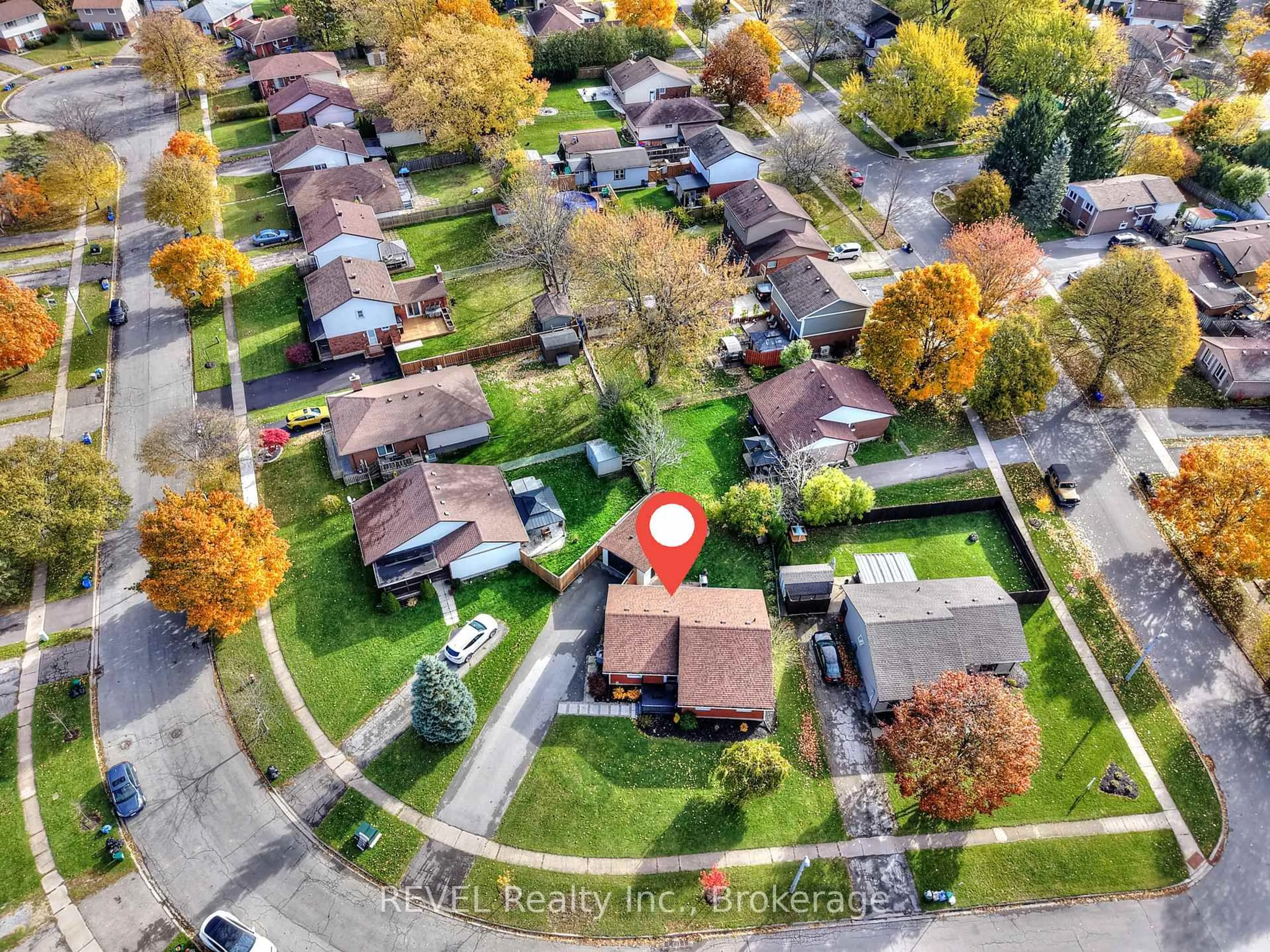 A pic from outside/outdoor area/front of a property/back of a property/a pic from drone, street for 11 NEWLEAF Cres, Welland Ontario L3C 6B4