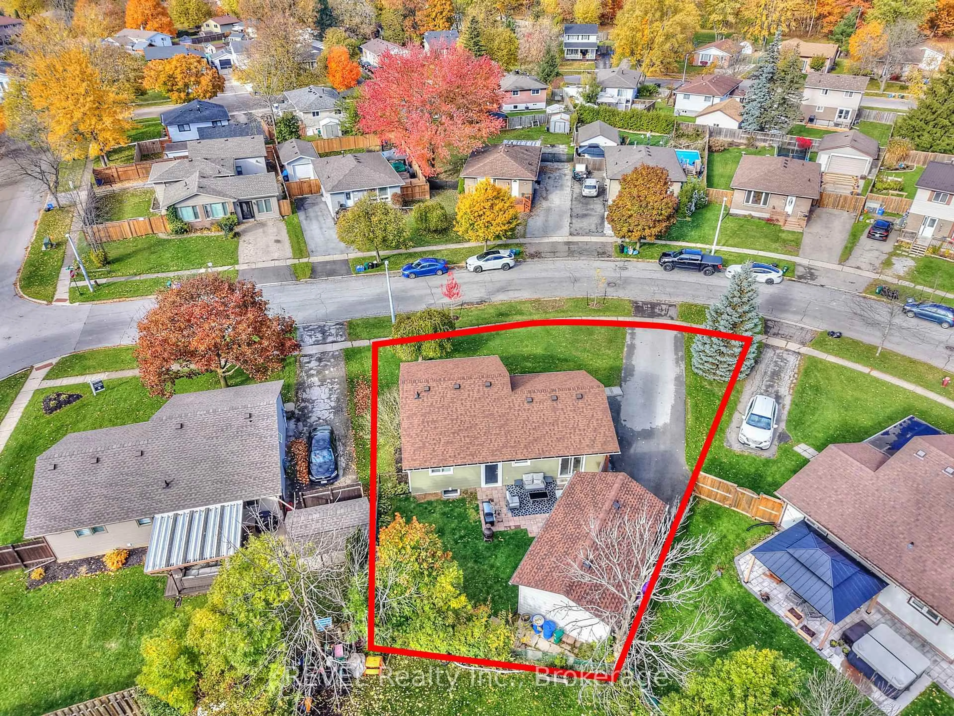 A pic from outside/outdoor area/front of a property/back of a property/a pic from drone, street for 11 NEWLEAF Cres, Welland Ontario L3C 6B4