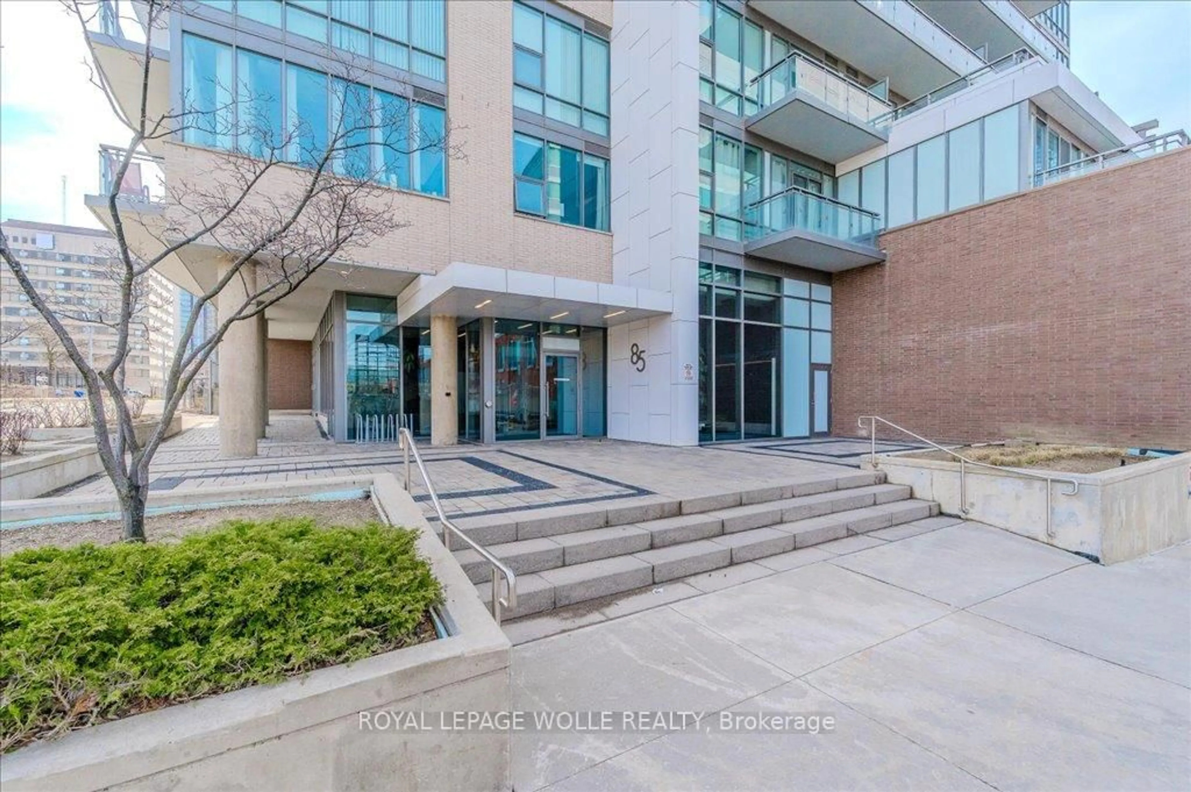 Indoor foyer for 85 Duke St #1702, Waterloo Ontario N2H 0B7