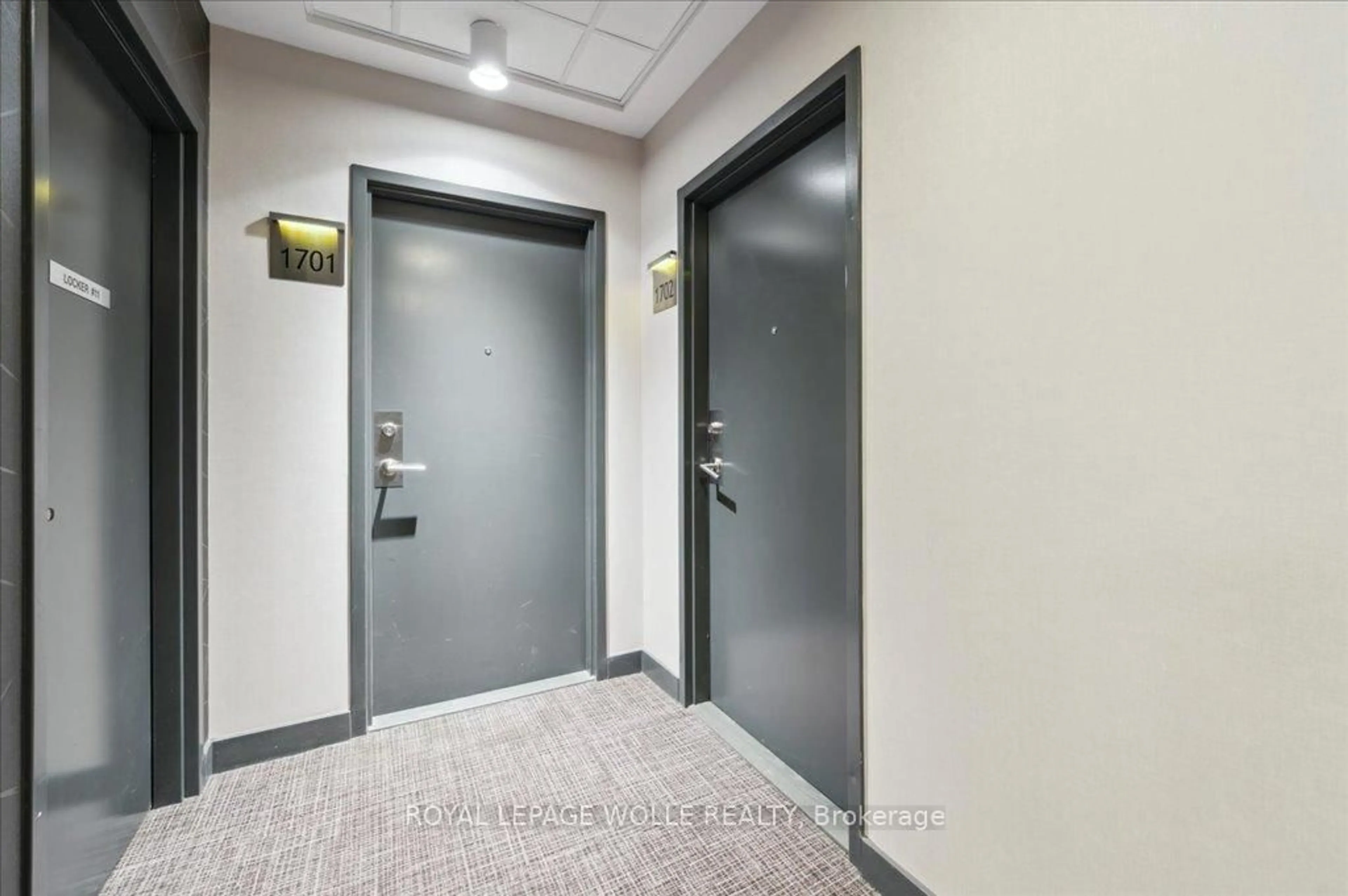 Indoor foyer for 85 Duke St #1702, Waterloo Ontario N2H 0B7
