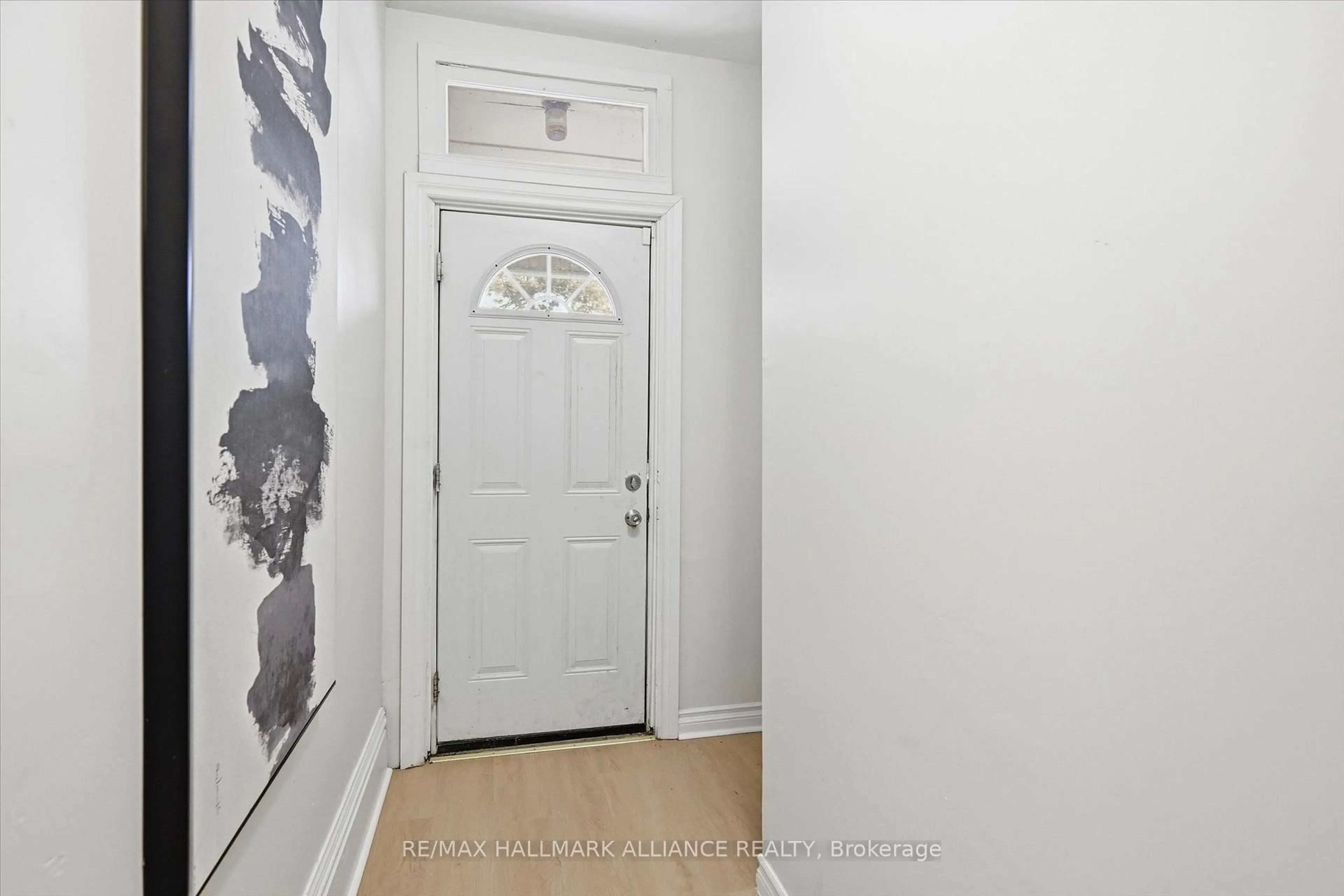 Indoor entryway for 447 Wentworth St, Hamilton Ontario L8L 5W7