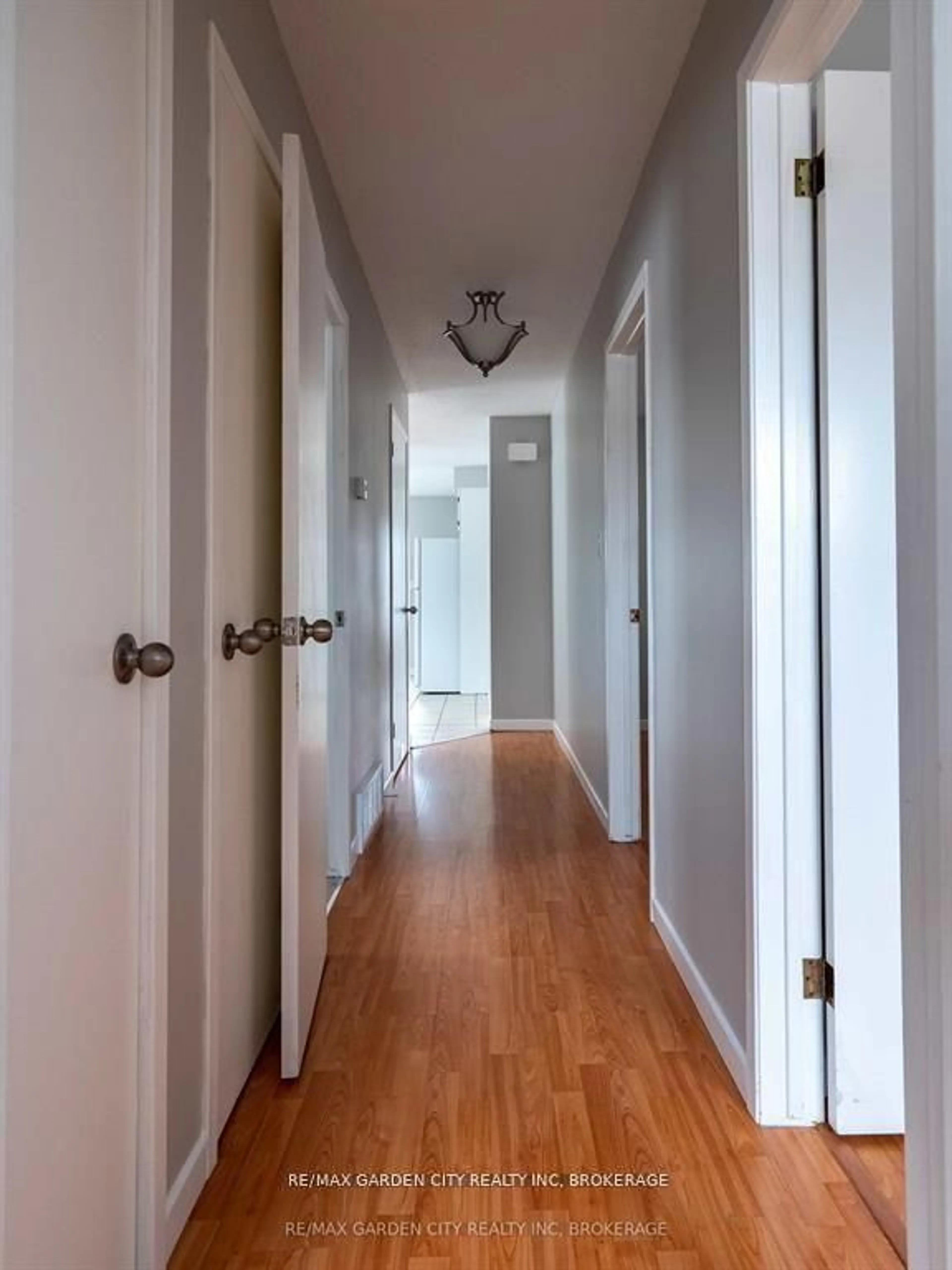 Indoor entryway for 9 CHURCHILL St, St. Catharines Ontario L2S 2P3