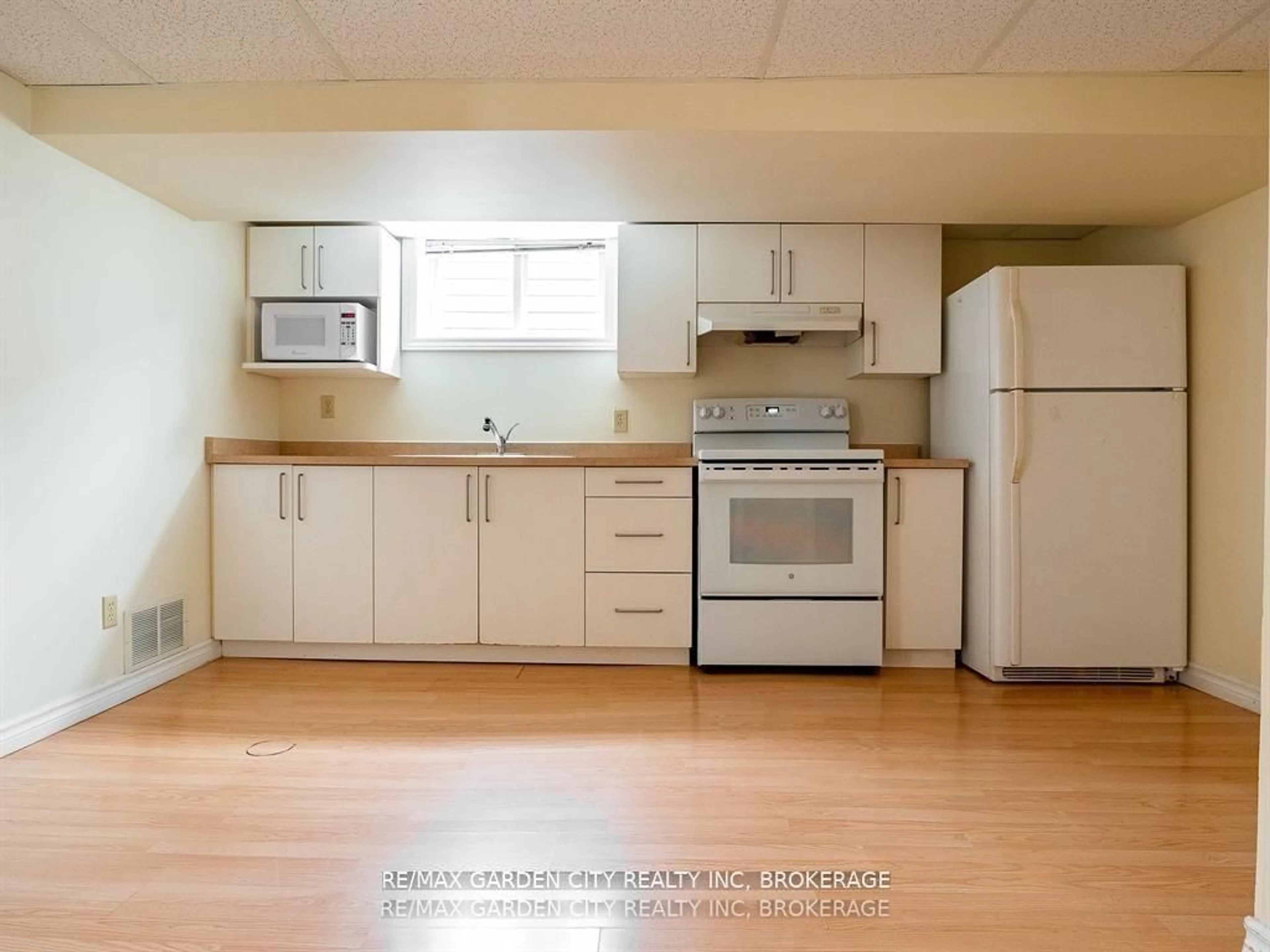 Standard kitchen, wood/laminate floor for 9 CHURCHILL St, St. Catharines Ontario L2S 2P3